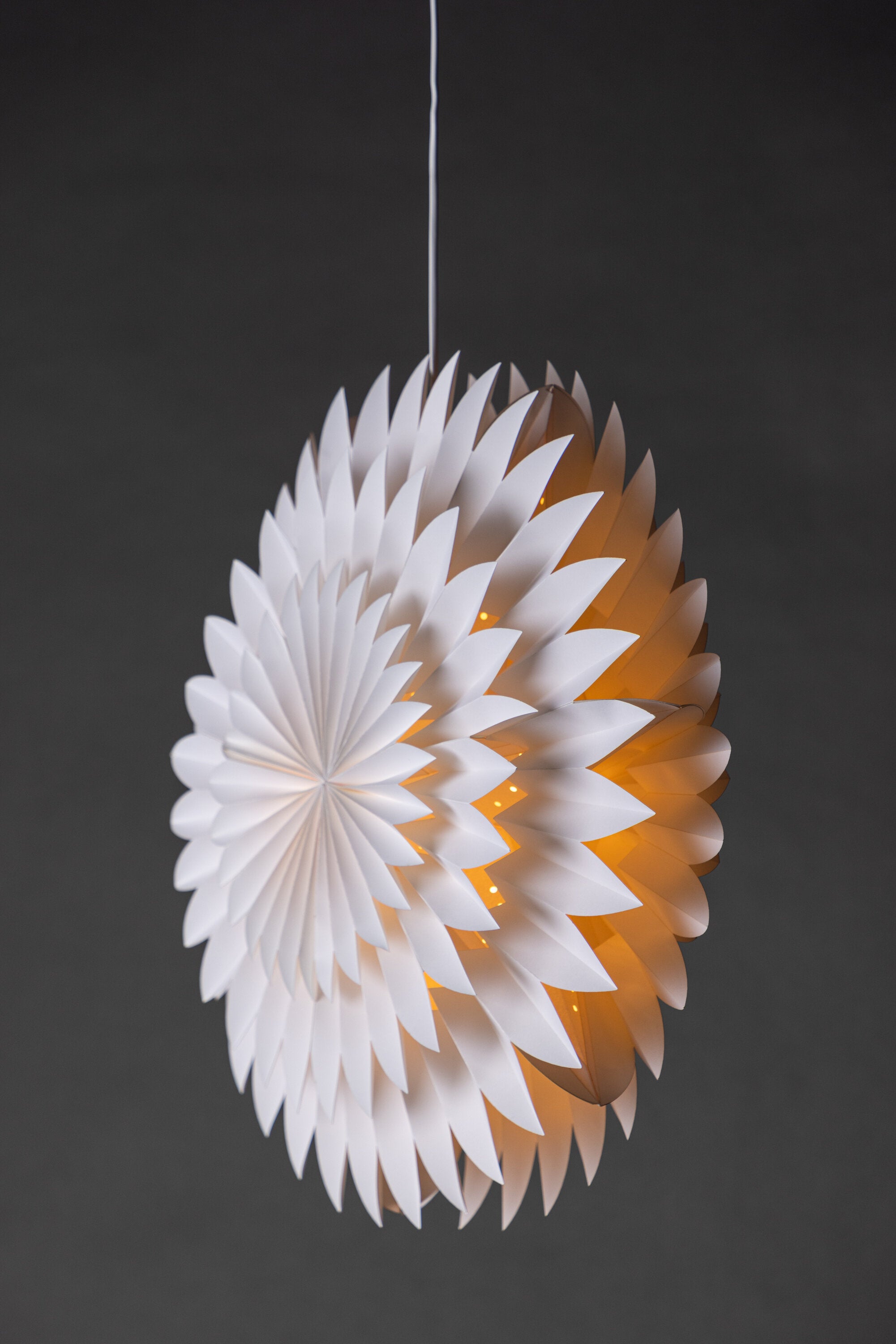 Storlien Pendelleuchte in Weiss präsentiert im Onlineshop von KAQTU Design AG. Weihnachtszubehör ist von Venture Home