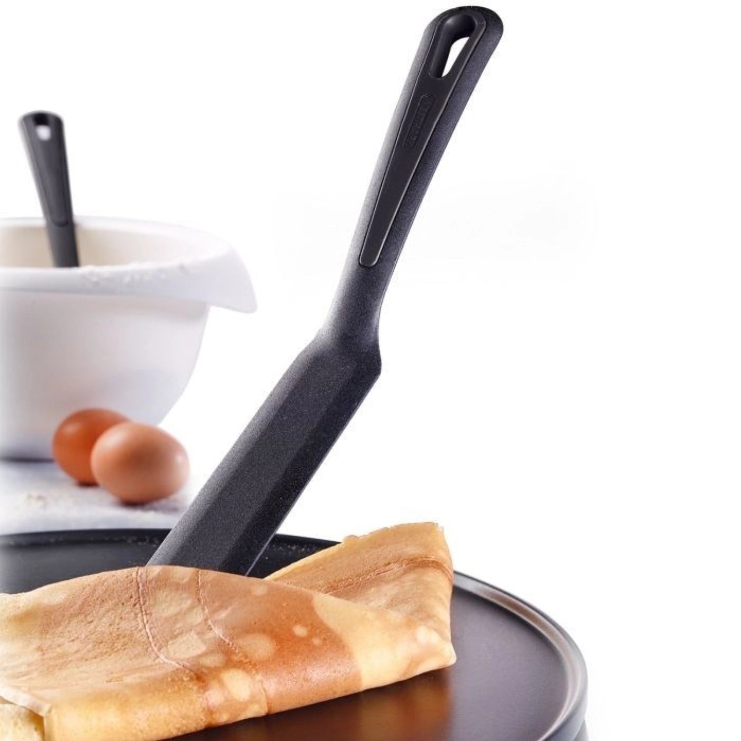 Robuster Crêpes-Spatel aus hochwertigem Kunststoff, ideal für empfindliche Pfannen, spülmaschinengeeignet und leicht zu verwenden.