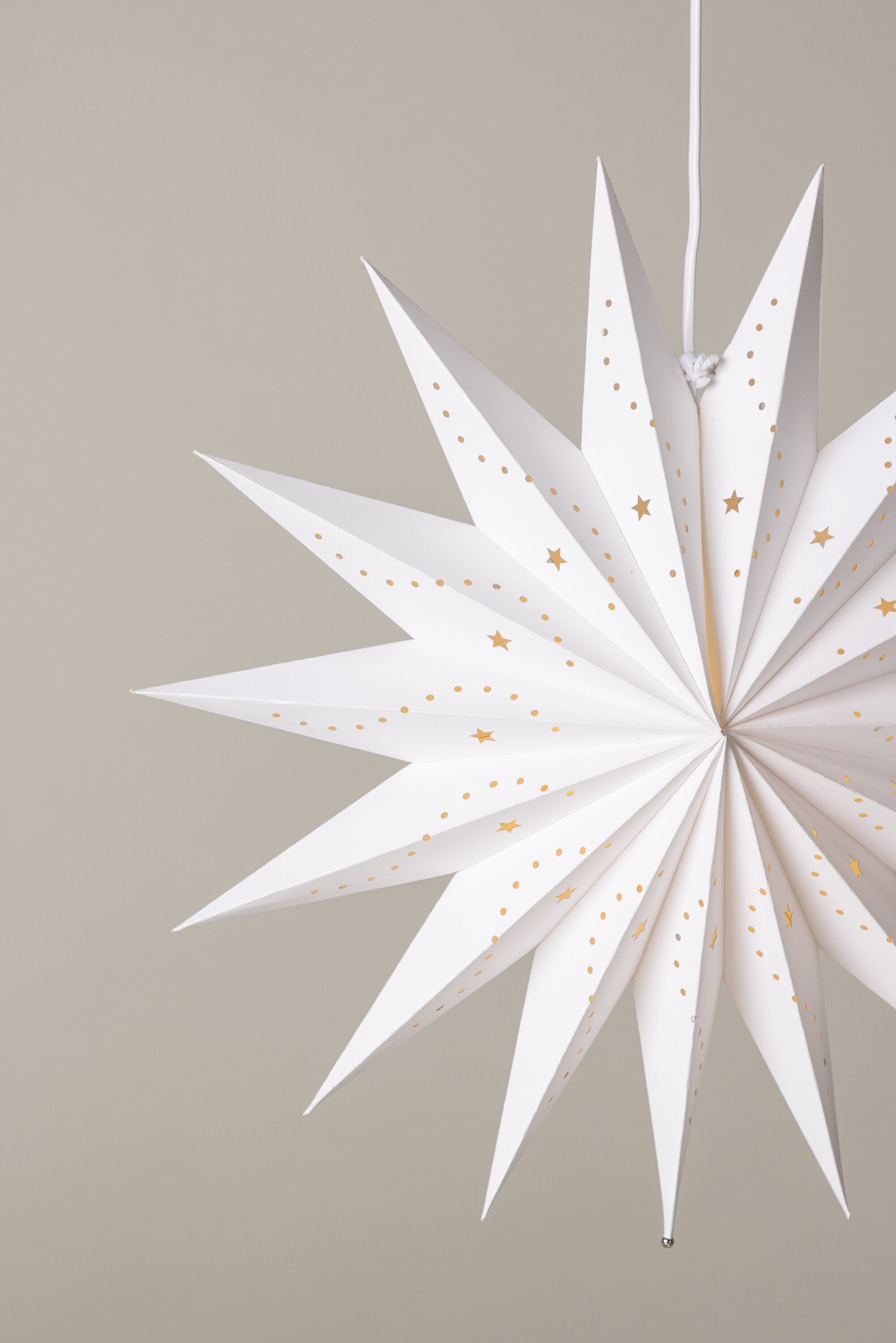 Lindvallen Pendelleuchte in Weiss präsentiert im Onlineshop von KAQTU Design AG. Weihnachtszubehör ist von Venture Home