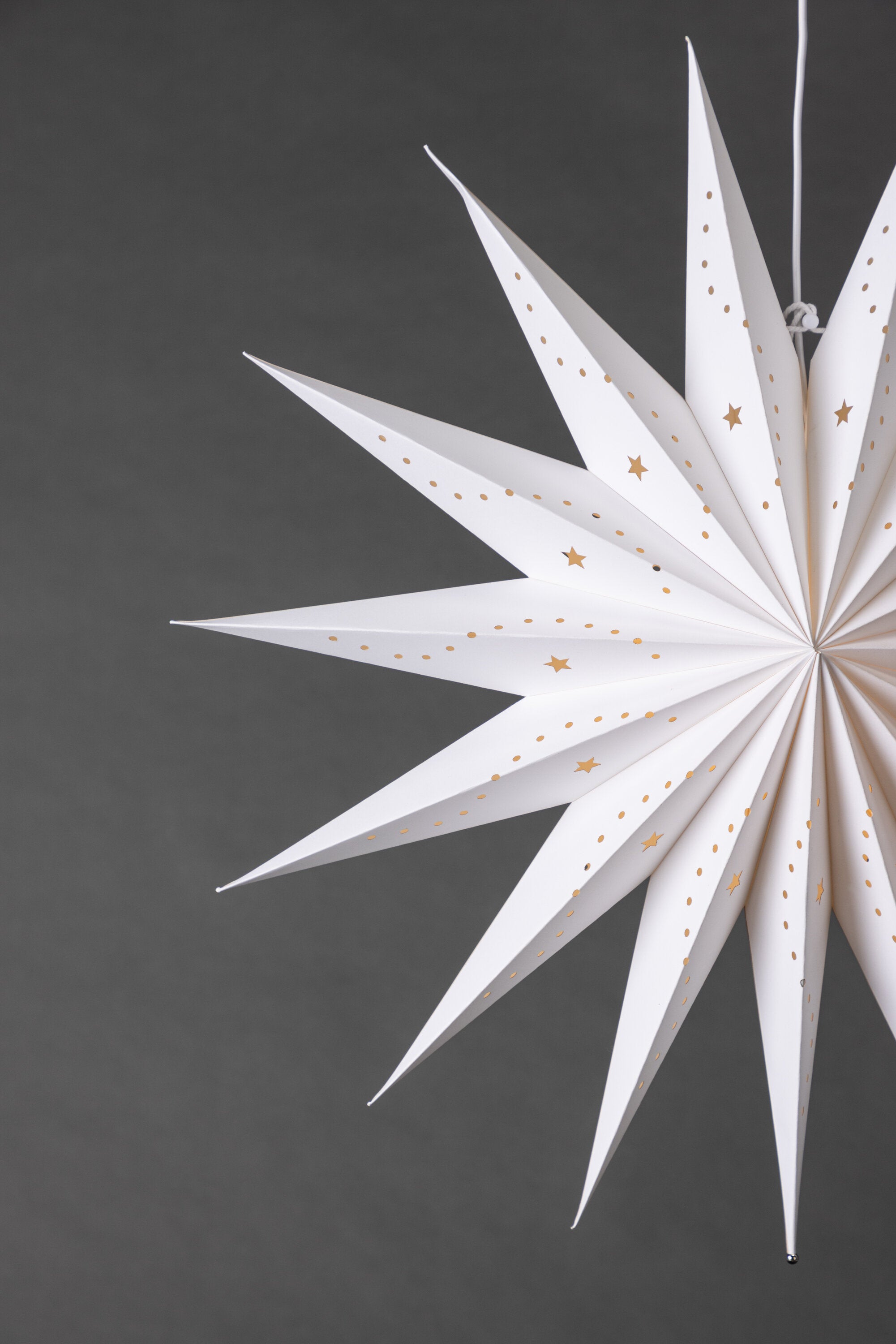 Lindvallen Pendelleuchte in Weiss präsentiert im Onlineshop von KAQTU Design AG. Weihnachtszubehör ist von Venture Home