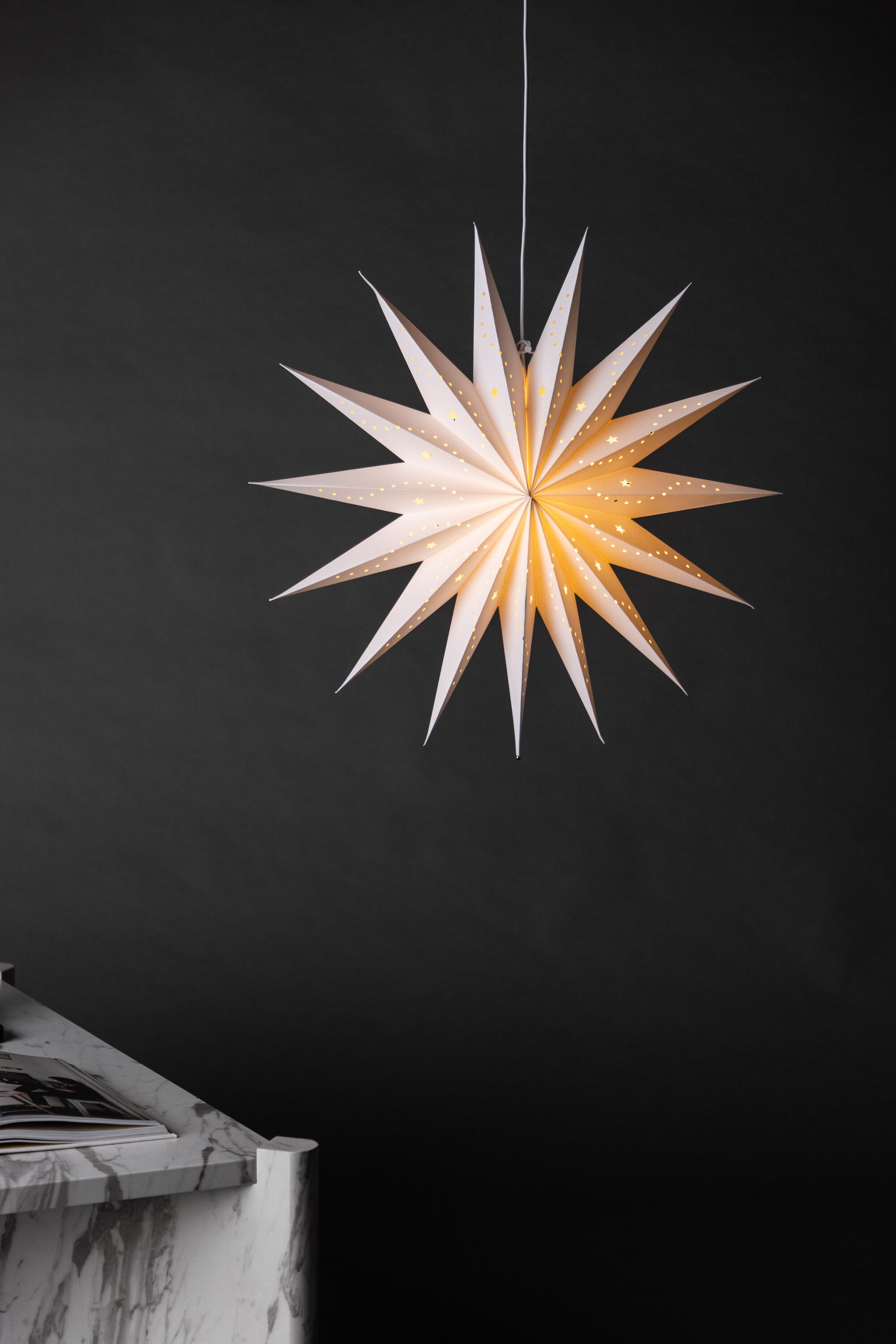Lindvallen Pendelleuchte in Weiss präsentiert im Onlineshop von KAQTU Design AG. Weihnachtszubehör ist von Venture Home