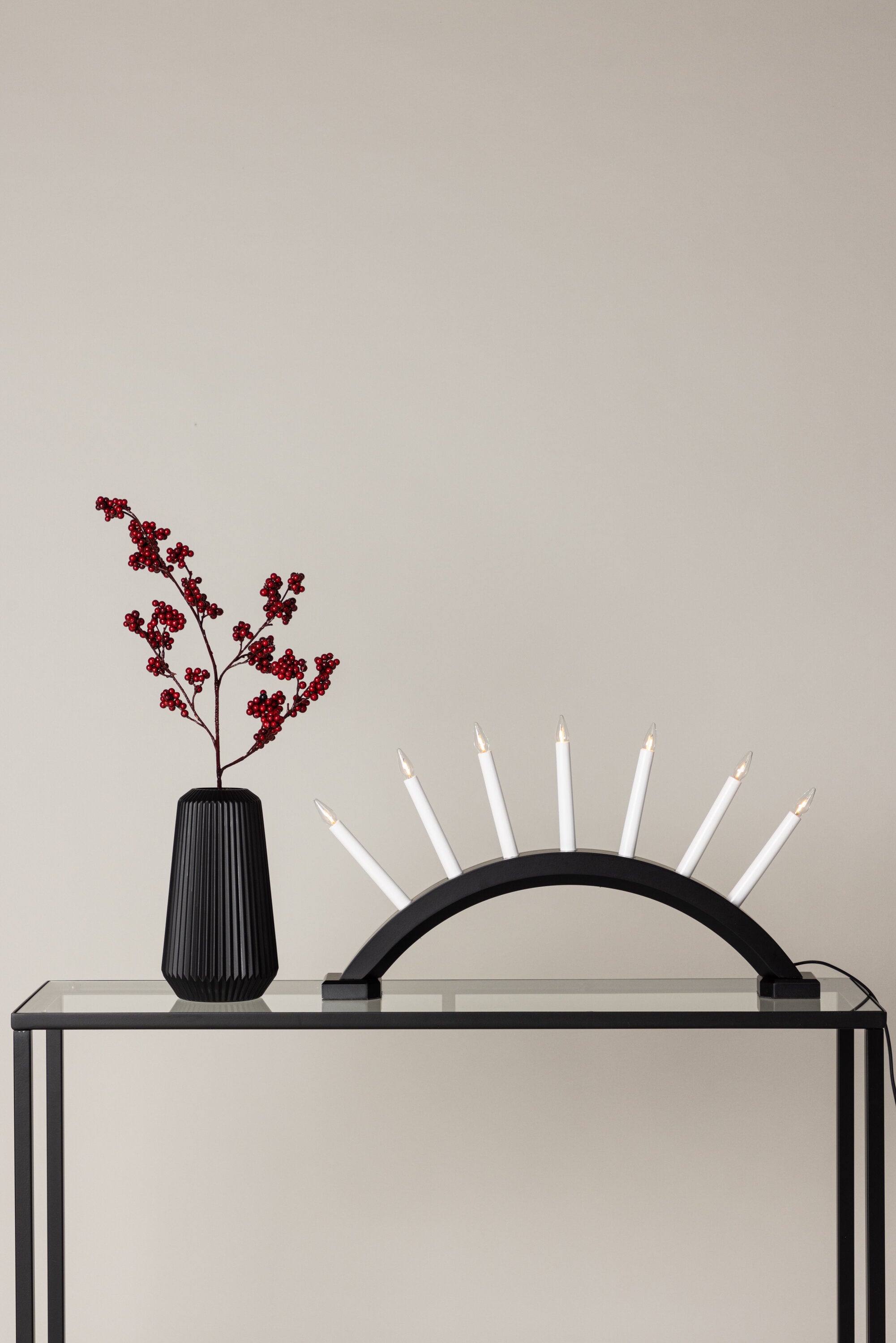 Kebnekaise Tischleuchte in Schwarz präsentiert im Onlineshop von KAQTU Design AG. Weihnachtszubehör ist von Venture Home
