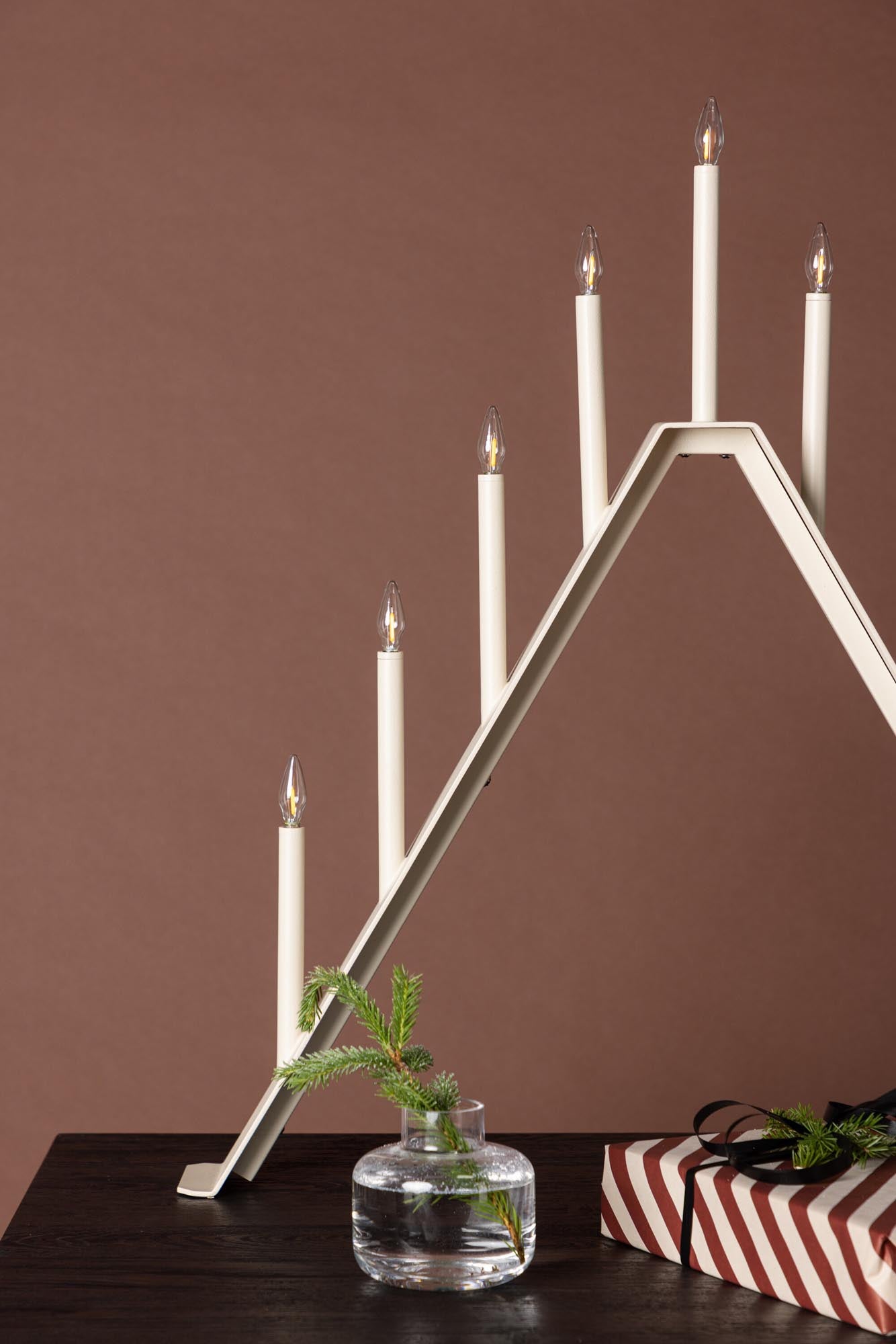 Die Åre Tischlampe von Venture Home bringt nordische Eleganz und warmes Licht in Ihr Zuhause. Perfekt für die festliche Weihnachtszeit!