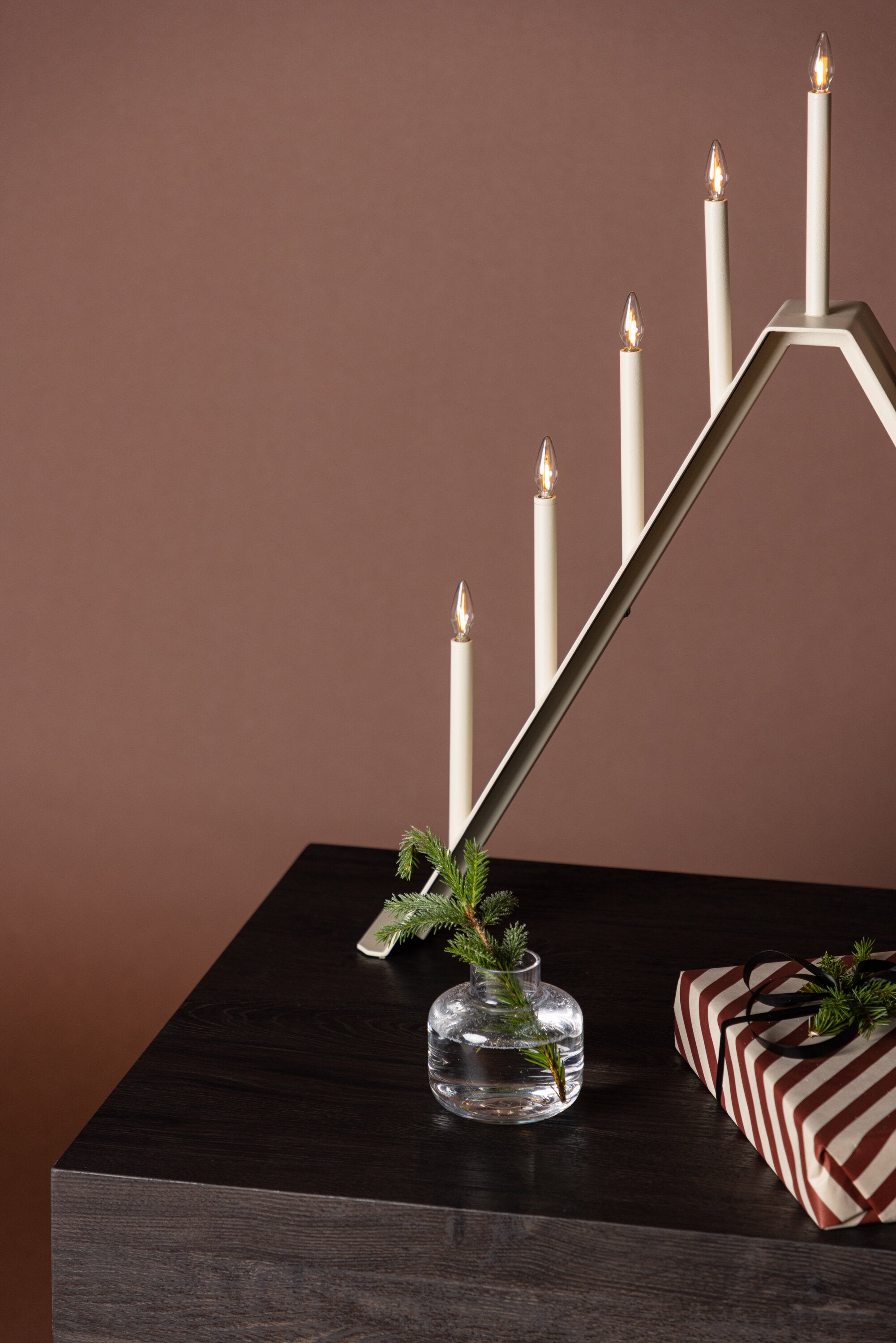 Åre Tischlampe in Beige präsentiert im Onlineshop von KAQTU Design AG. Weihnachtszubehör ist von Venture Home
