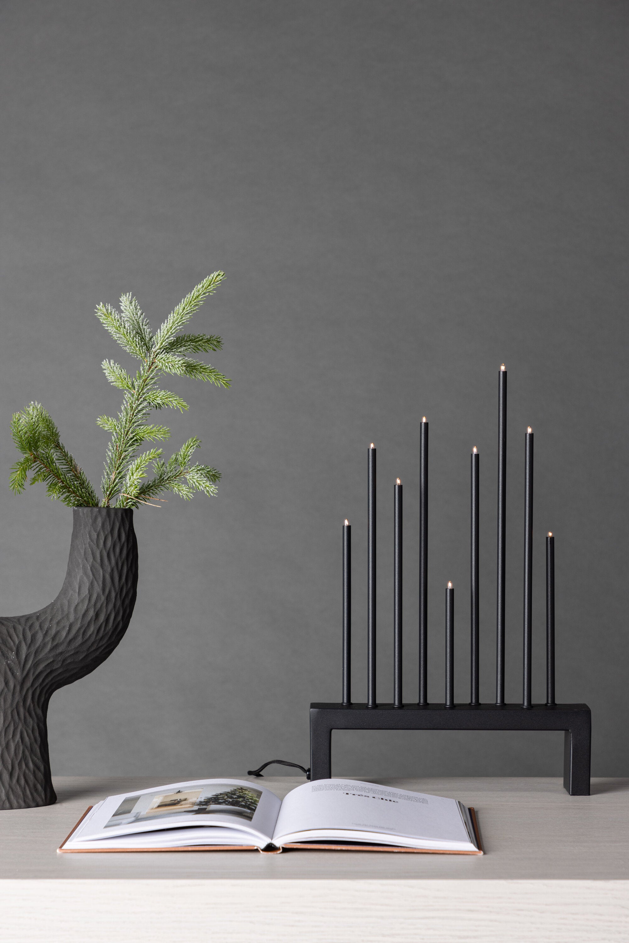 Vallåsen Tischlampe in Schwarz präsentiert im Onlineshop von KAQTU Design AG. Weihnachtszubehör ist von Venture Home