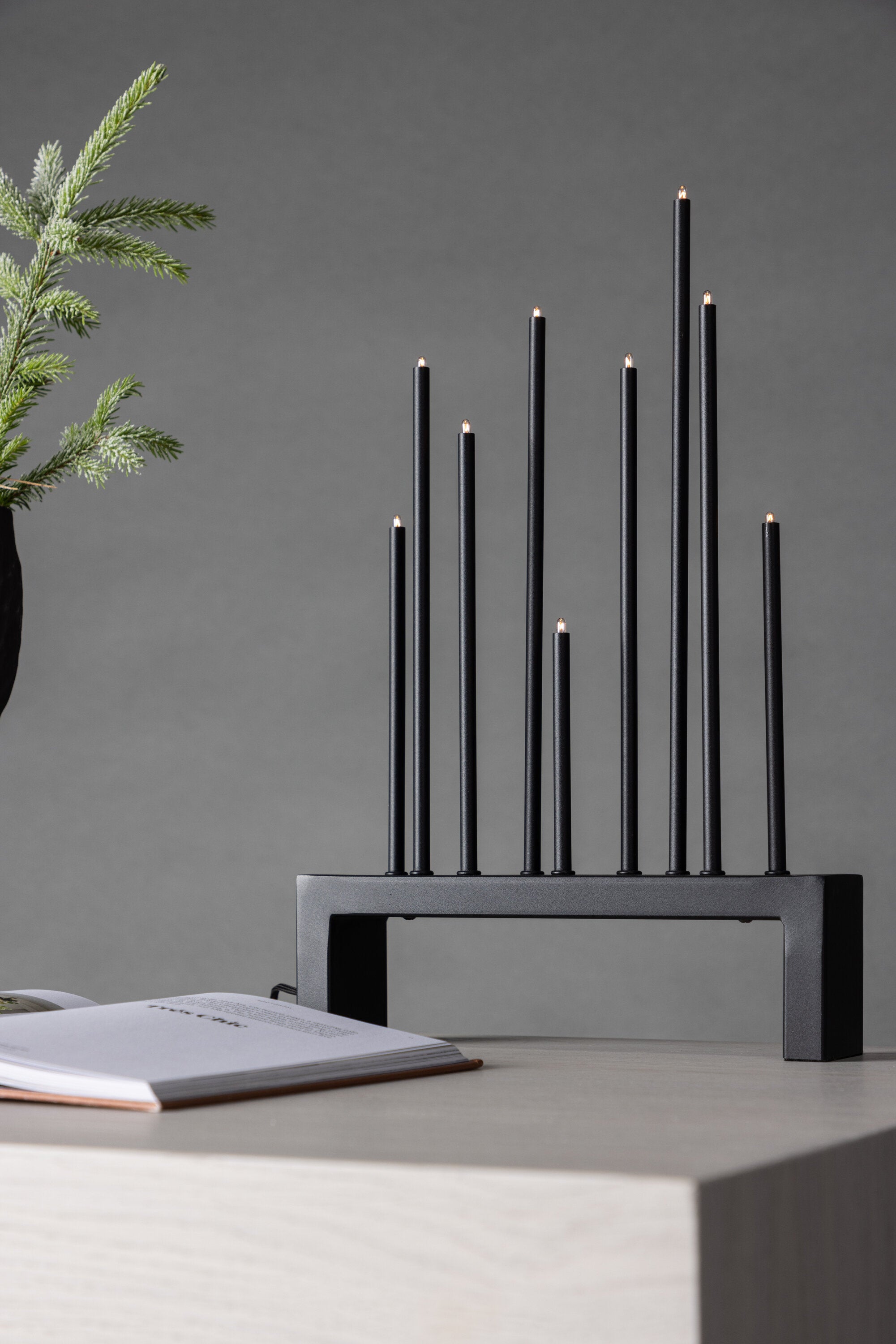 Vallåsen Tischlampe in Schwarz präsentiert im Onlineshop von KAQTU Design AG. Weihnachtszubehör ist von Venture Home