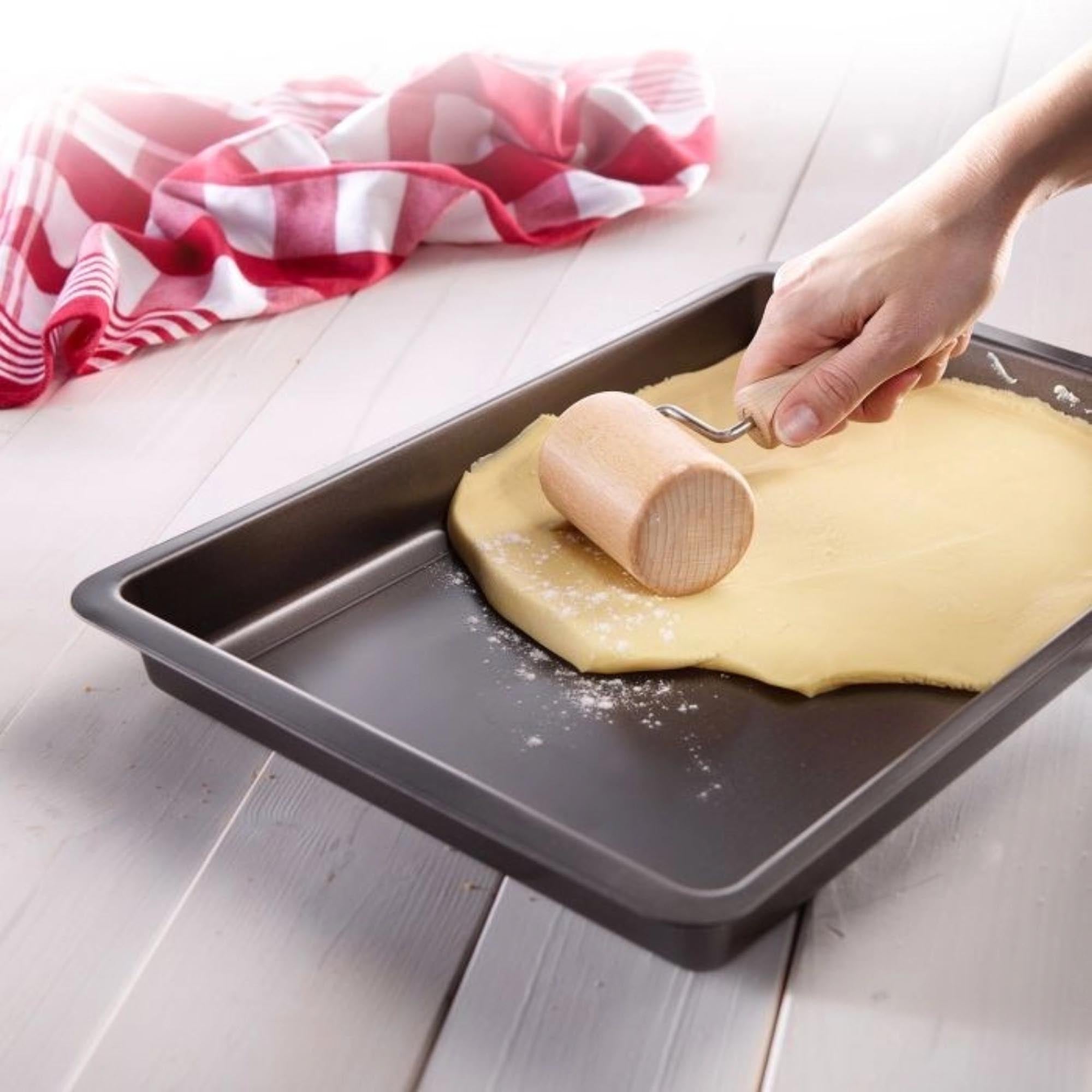 Hochwertiger Backblechroller aus Buchenholz von Westmark, perfekt zum gleichmäßigen Verteilen von Teig auf Backblechen.