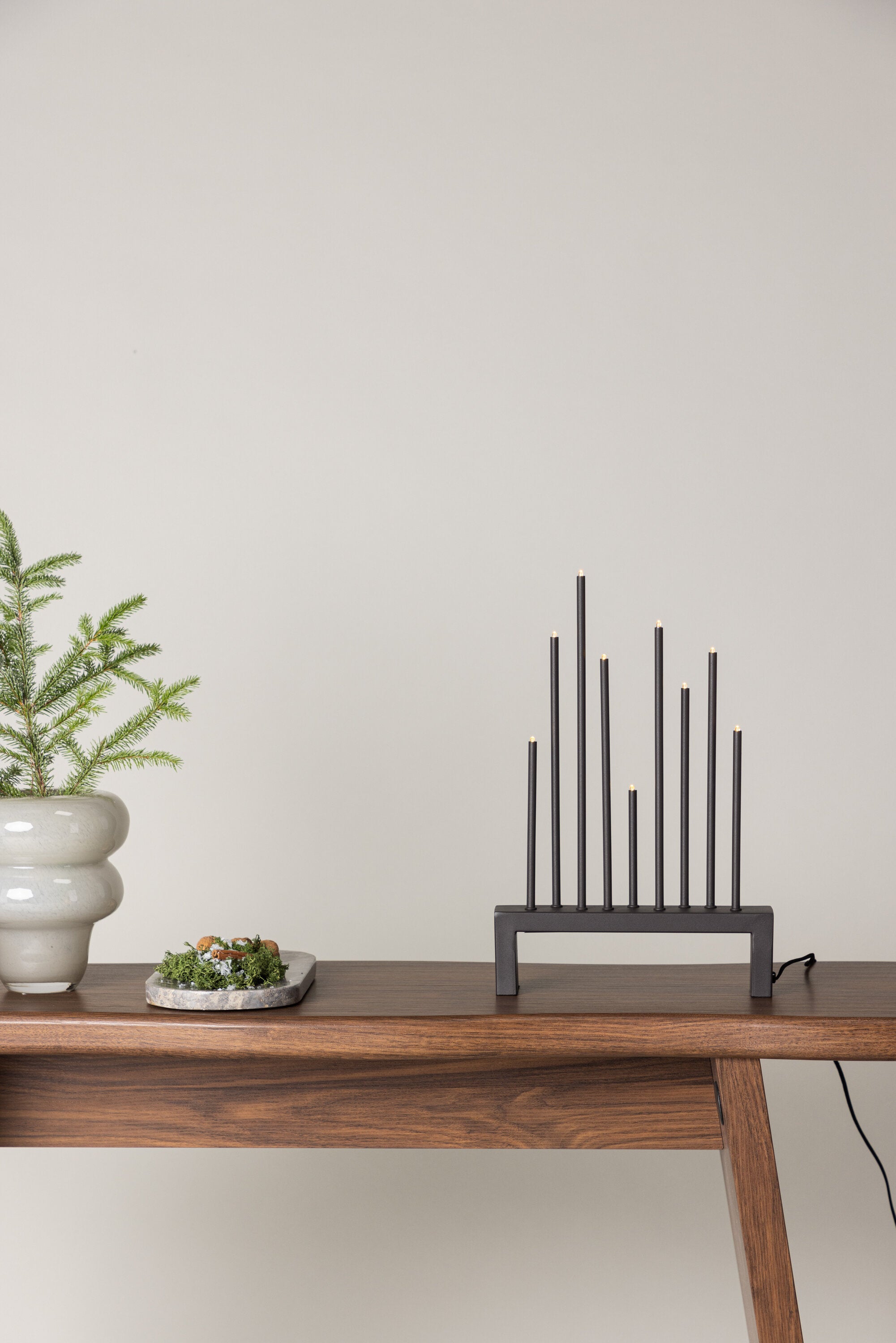 Vallåsen Tischlampe in Mokka präsentiert im Onlineshop von KAQTU Design AG. Weihnachtszubehör ist von Venture Home