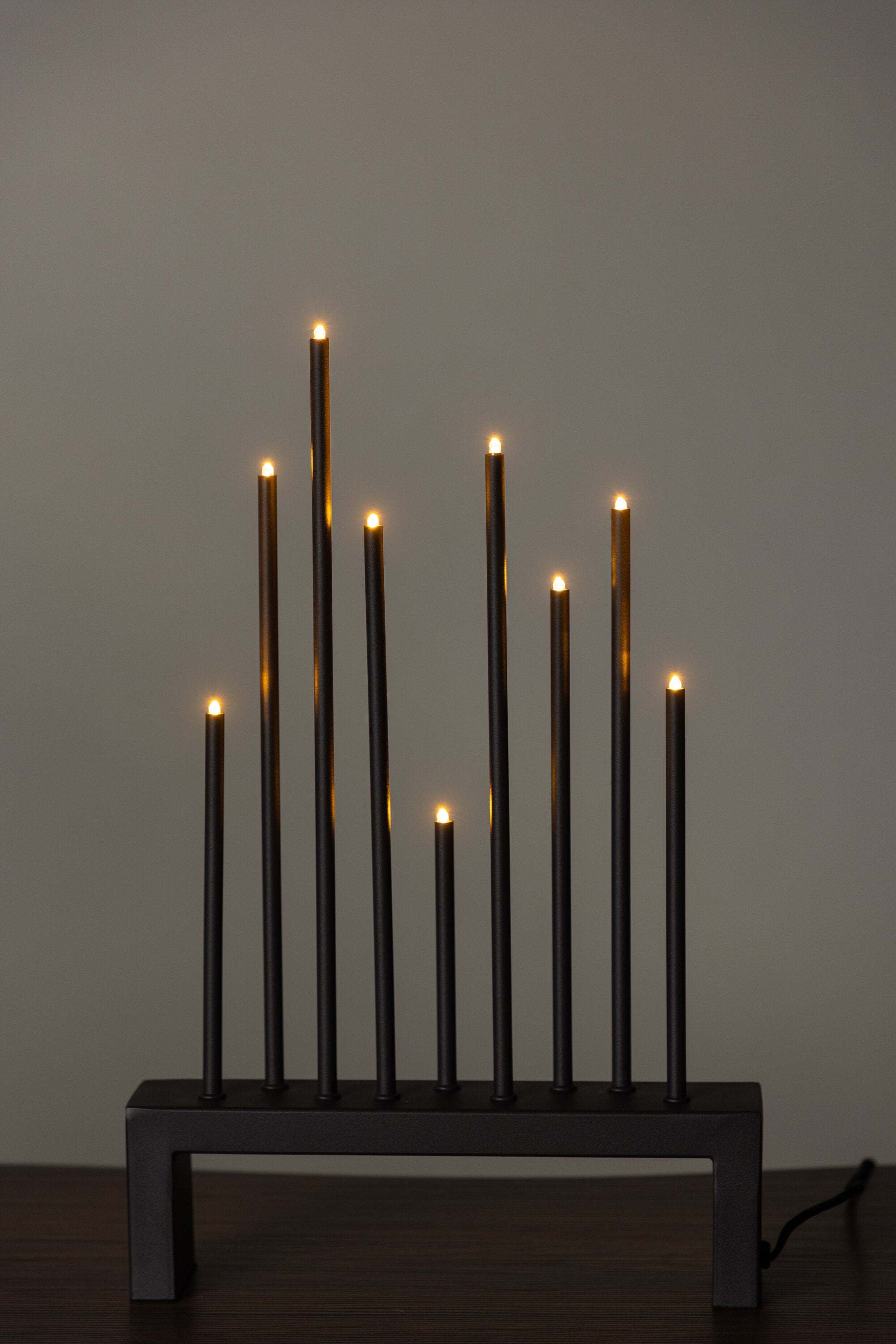 Vallåsen Tischlampe in Mokka präsentiert im Onlineshop von KAQTU Design AG. Weihnachtszubehör ist von Venture Home