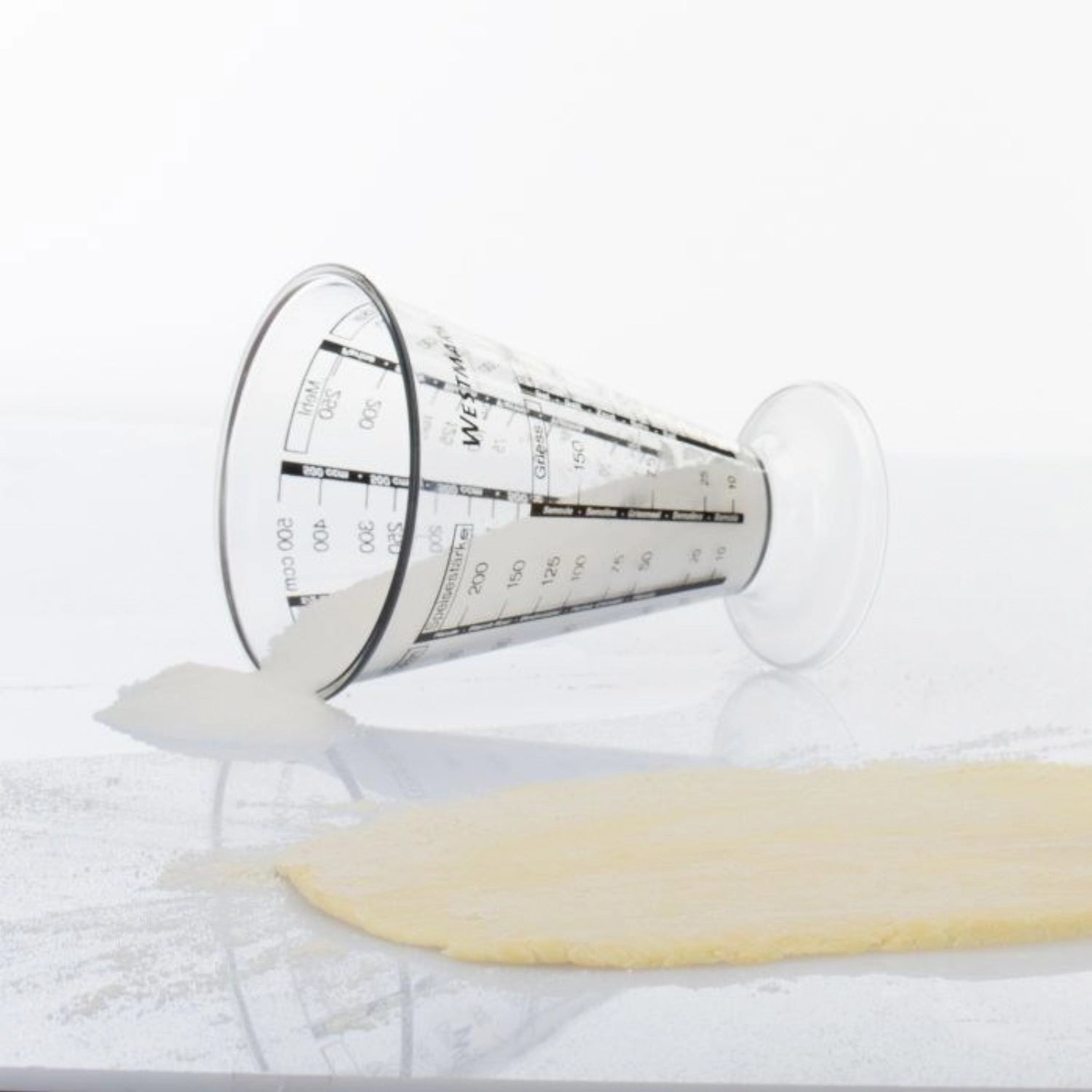 Transparenter Messbecher Gerda von Westmark, 0,5 l, mit klaren Maßangaben für präzises Abmessen in der Küche. Ideal für Back- und Kochprojekte.