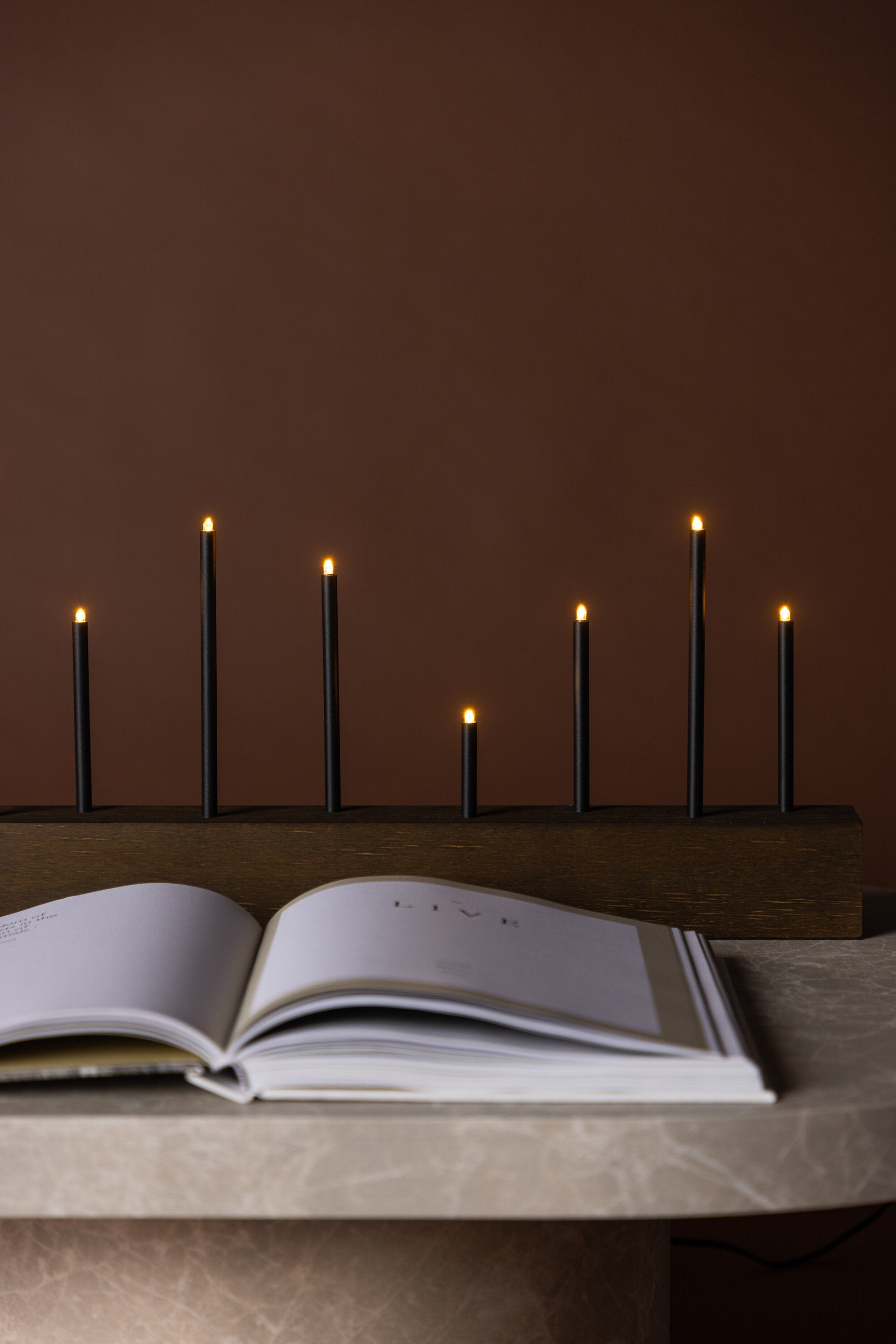 Kungsberget Tischlampe in Nussbaum präsentiert im Onlineshop von KAQTU Design AG. Weihnachtszubehör ist von Venture Home