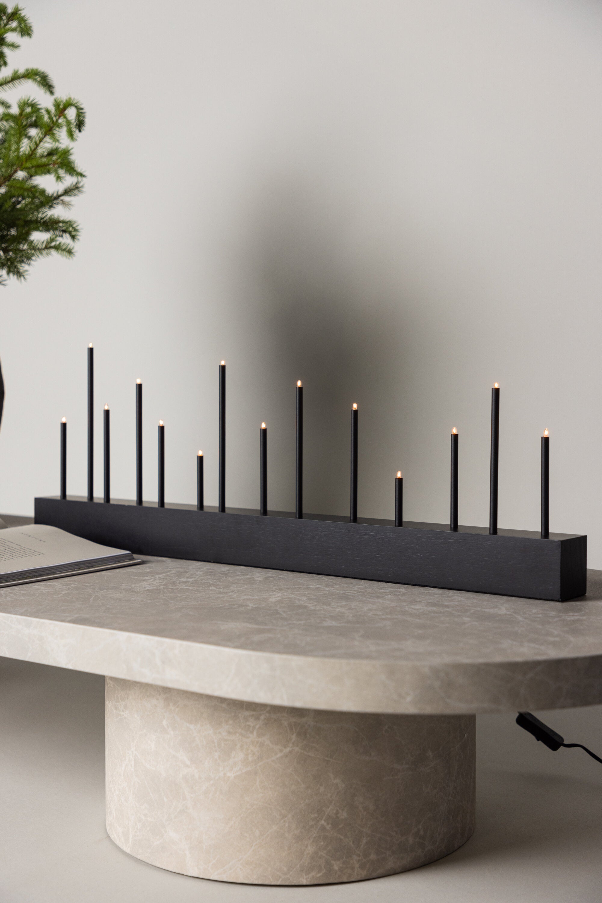 Kungsberget Tischlampe in Schwarz präsentiert im Onlineshop von KAQTU Design AG. Weihnachtszubehör ist von Venture Home