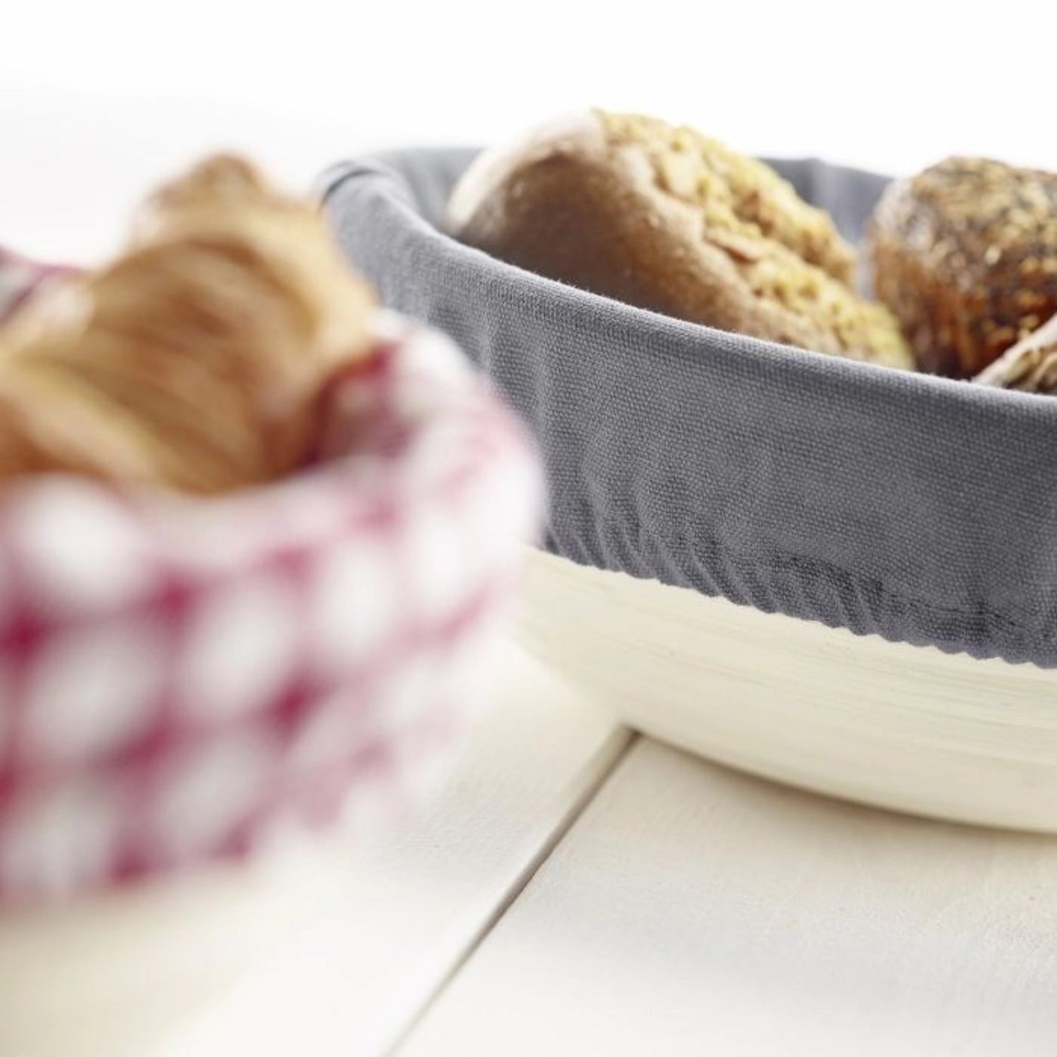 Anthrazitfarbener Bezug für kleine runde Körbchen, perfekt für Brot und Gebäck, langlebig, stilvoll und einfach zu reinigen.