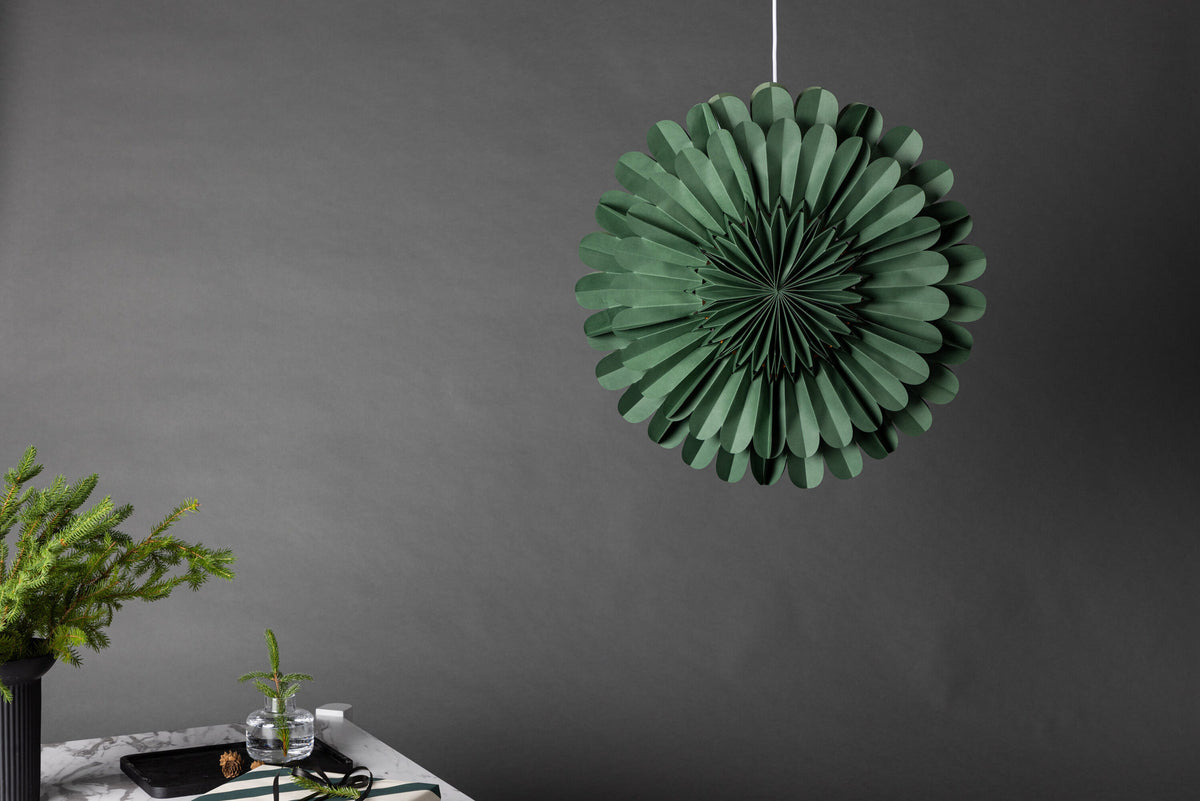 Järvsön Pendelleuchte in Grün präsentiert im Onlineshop von KAQTU Design AG. Pendelleuchte ist von Venture Home