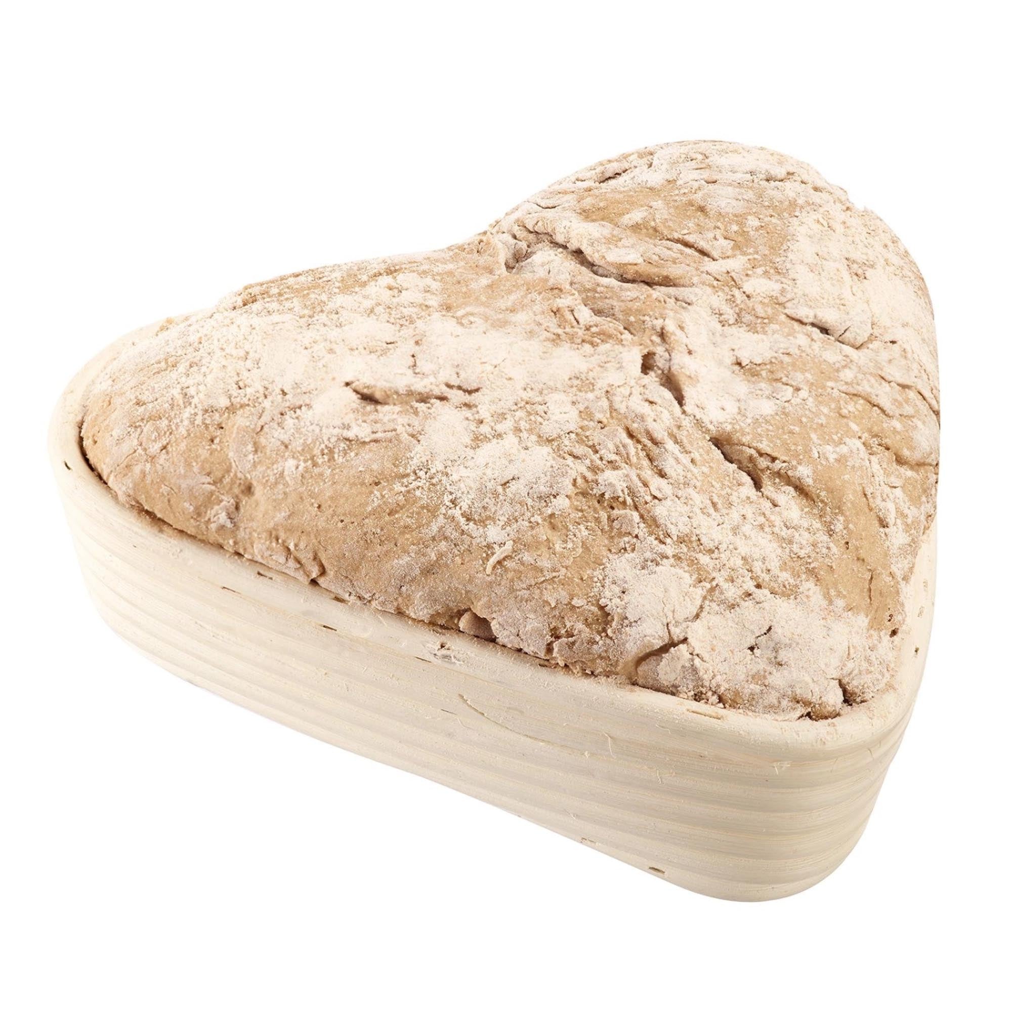 Herzförmiges Gärkörbchen mit Stoffbezug, ideal für Brotbacken. Masse: 22 x 23,5 x 6,5 cm. Perfekt für kreative Backideen.