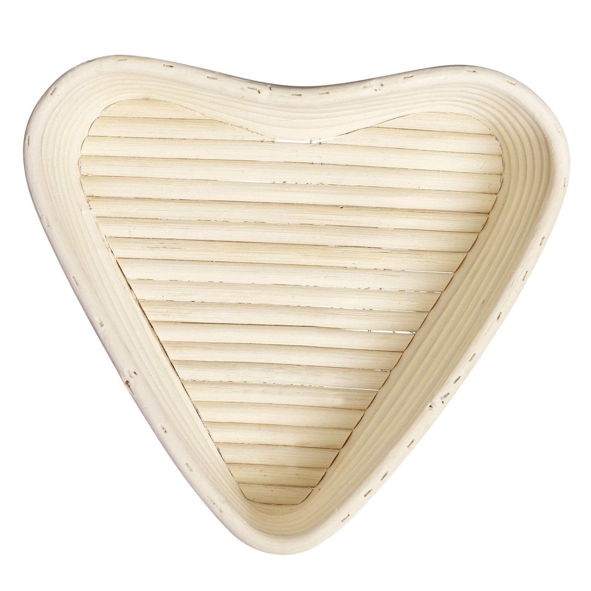 Herzförmiges Gärkörbchen mit Stoffbezug, ideal für Brotbacken. Masse: 22 x 23,5 x 6,5 cm. Perfekt für Hobbybäcker.