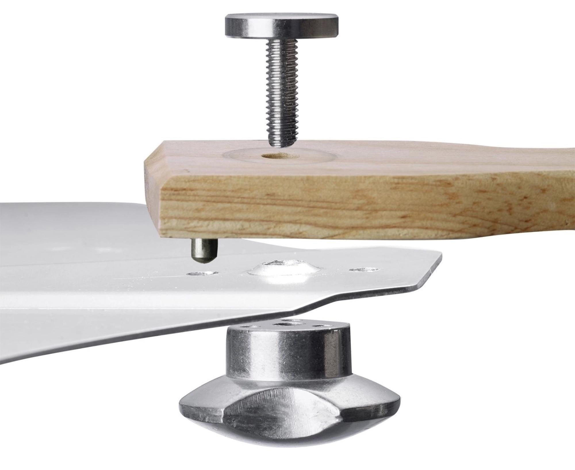 Leichte und stabile Pizzaschaufel aus Aluminium, ideal für Pizza und Brot, mit ergonomischem Griff für einfaches Handling.
