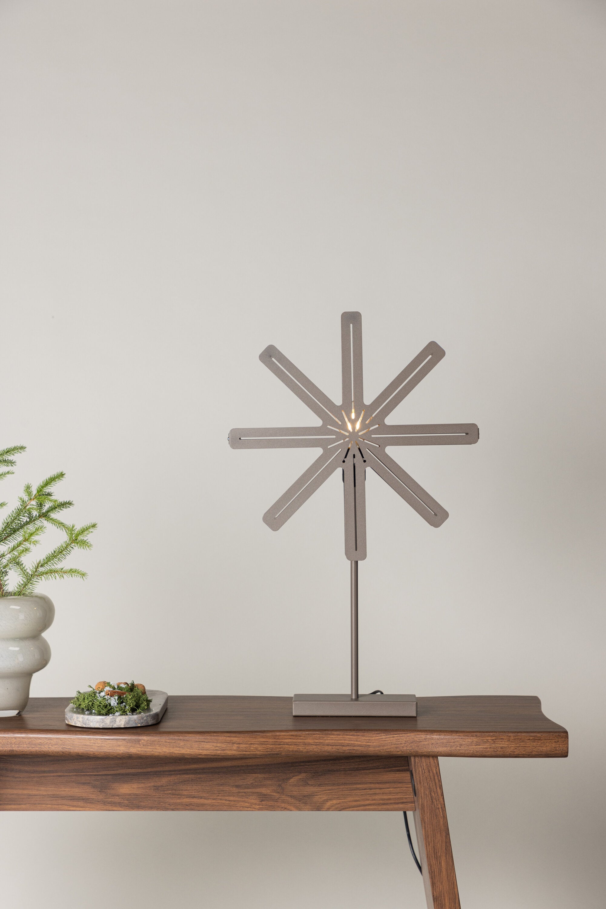 Säfsen Tischlampe in Mokka präsentiert im Onlineshop von KAQTU Design AG. Weihnachtszubehör ist von Venture Home