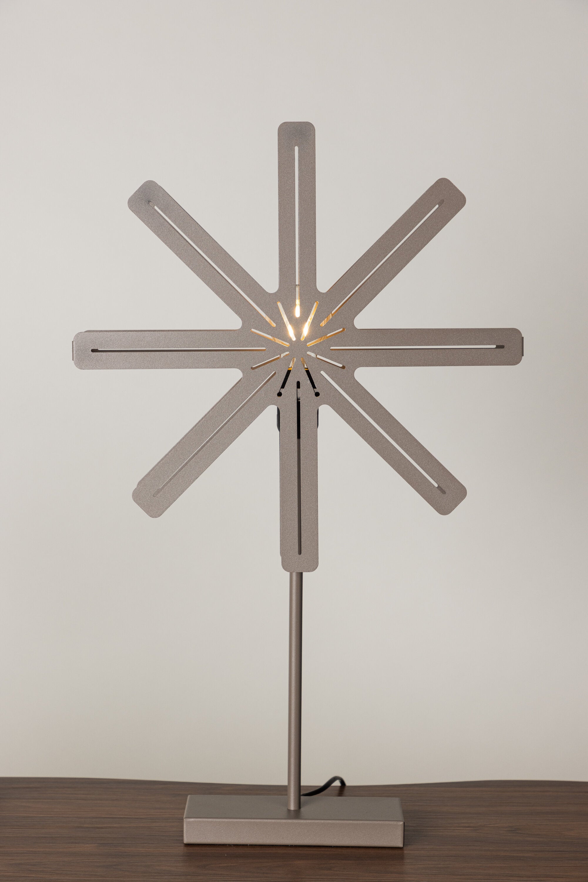 Säfsen Tischlampe in Mokka präsentiert im Onlineshop von KAQTU Design AG. Weihnachtszubehör ist von Venture Home
