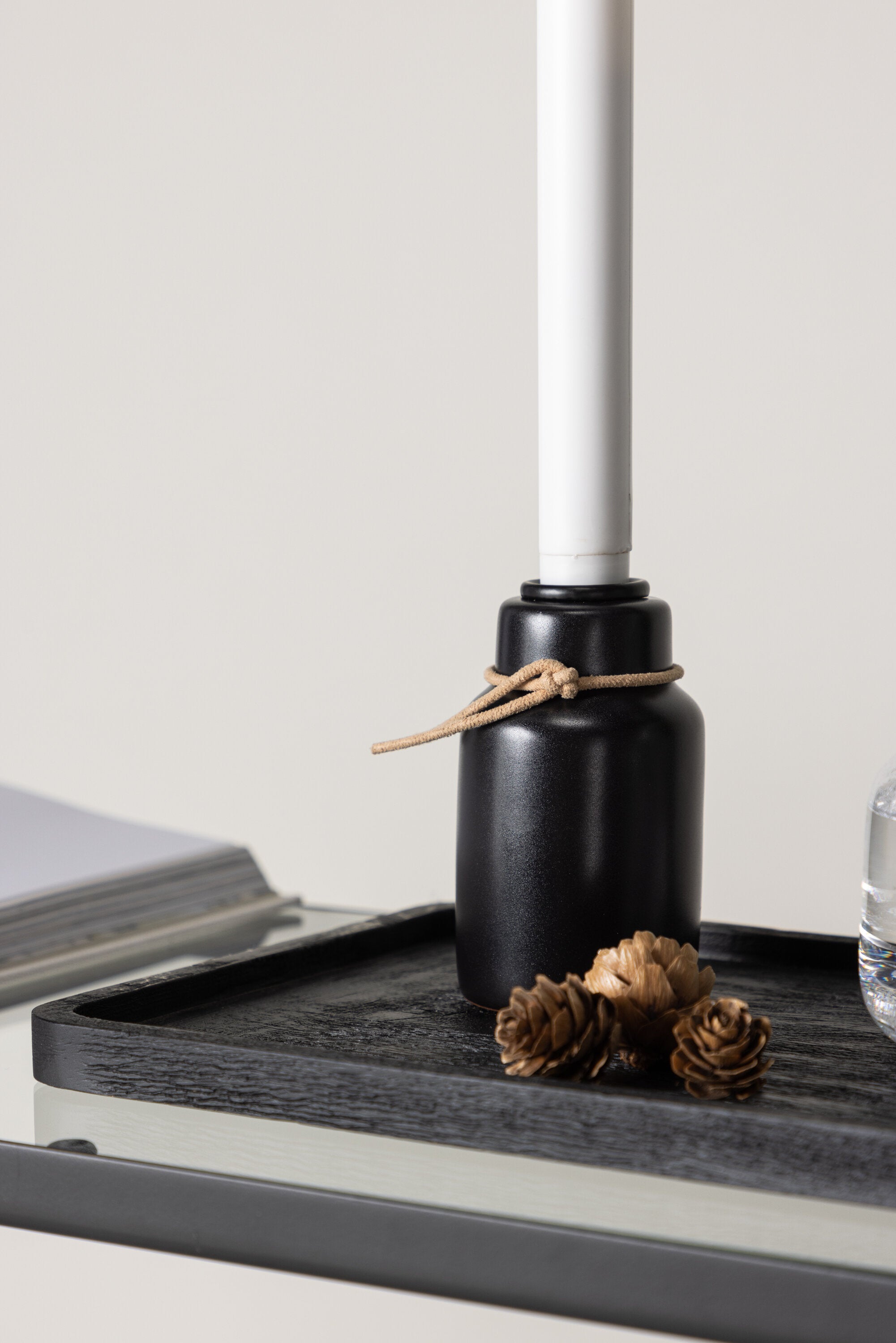 Ulricehamn Kerzenhalter in Schwarz präsentiert im Onlineshop von KAQTU Design AG. Kerzenständer ist von Venture Home