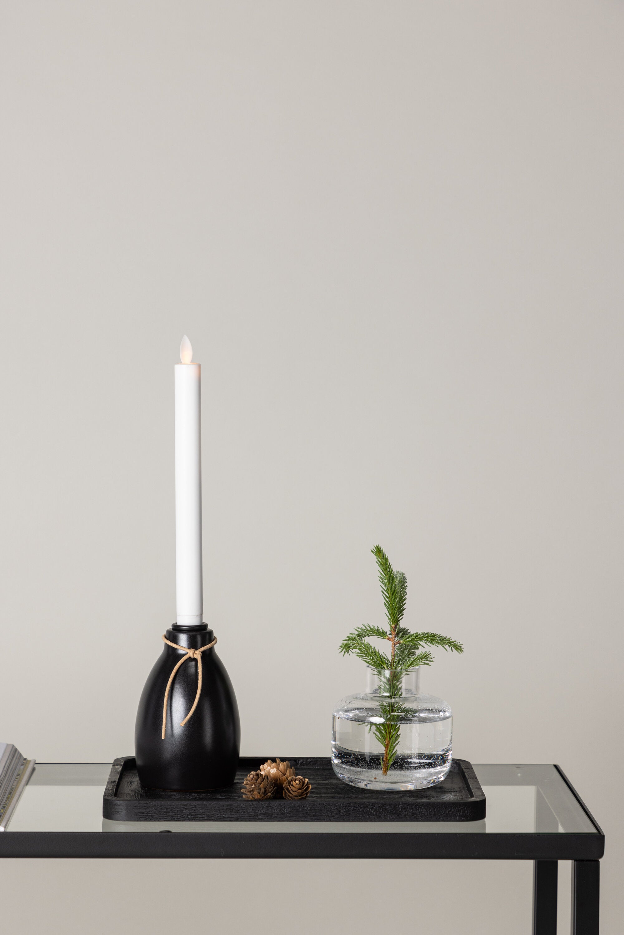 Ulricehamn Kerzenhalter in Schwarz präsentiert im Onlineshop von KAQTU Design AG. Kerzenständer ist von Venture Home