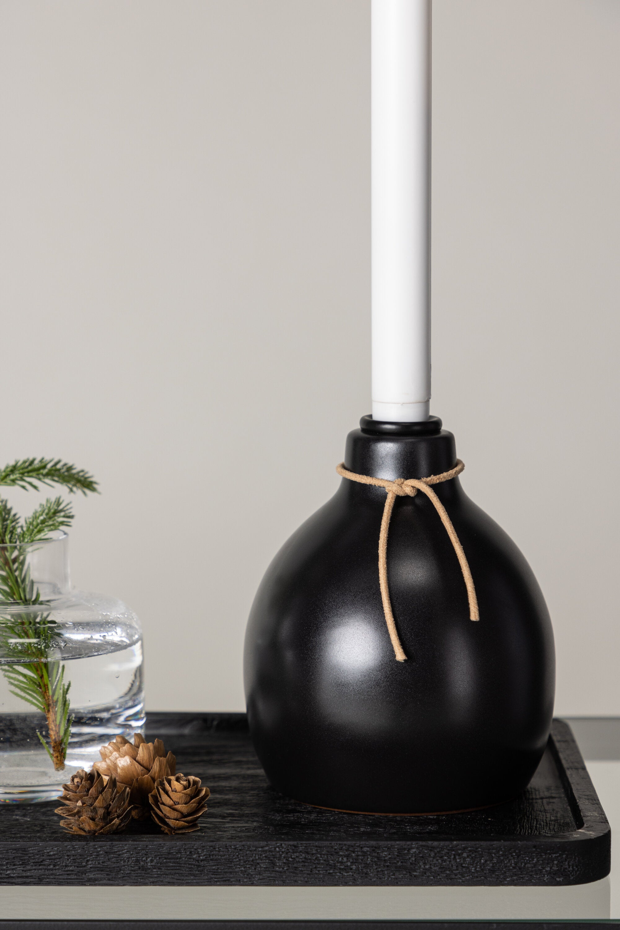 Ulricehamn Kerzenhalter in Schwarz präsentiert im Onlineshop von KAQTU Design AG. Kerzenständer ist von Venture Home