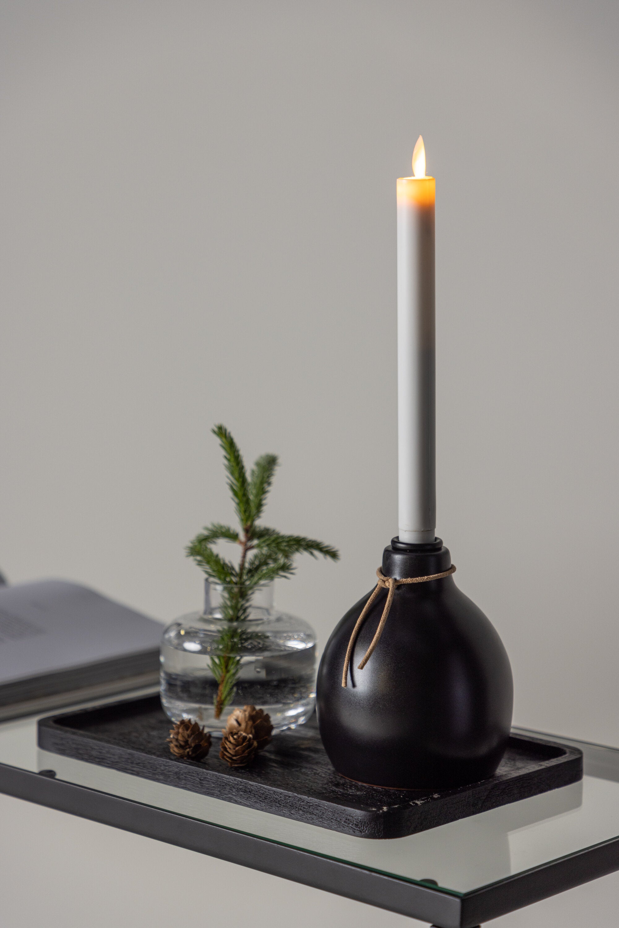 Ulricehamn Kerzenhalter in Schwarz präsentiert im Onlineshop von KAQTU Design AG. Kerzenständer ist von Venture Home