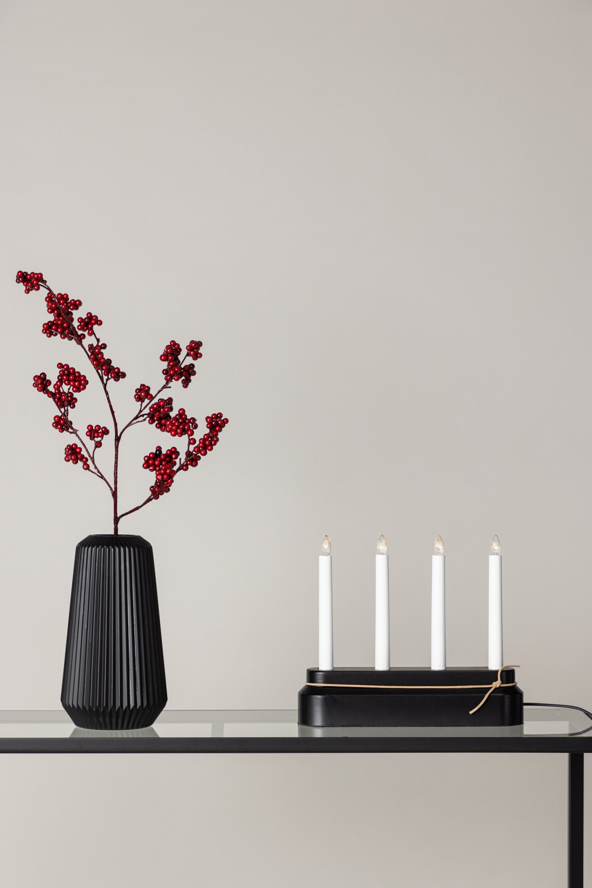 Näsfjället Kerzenhalter in Schwarz präsentiert im Onlineshop von KAQTU Design AG. Weihnachtszubehör ist von Venture Home