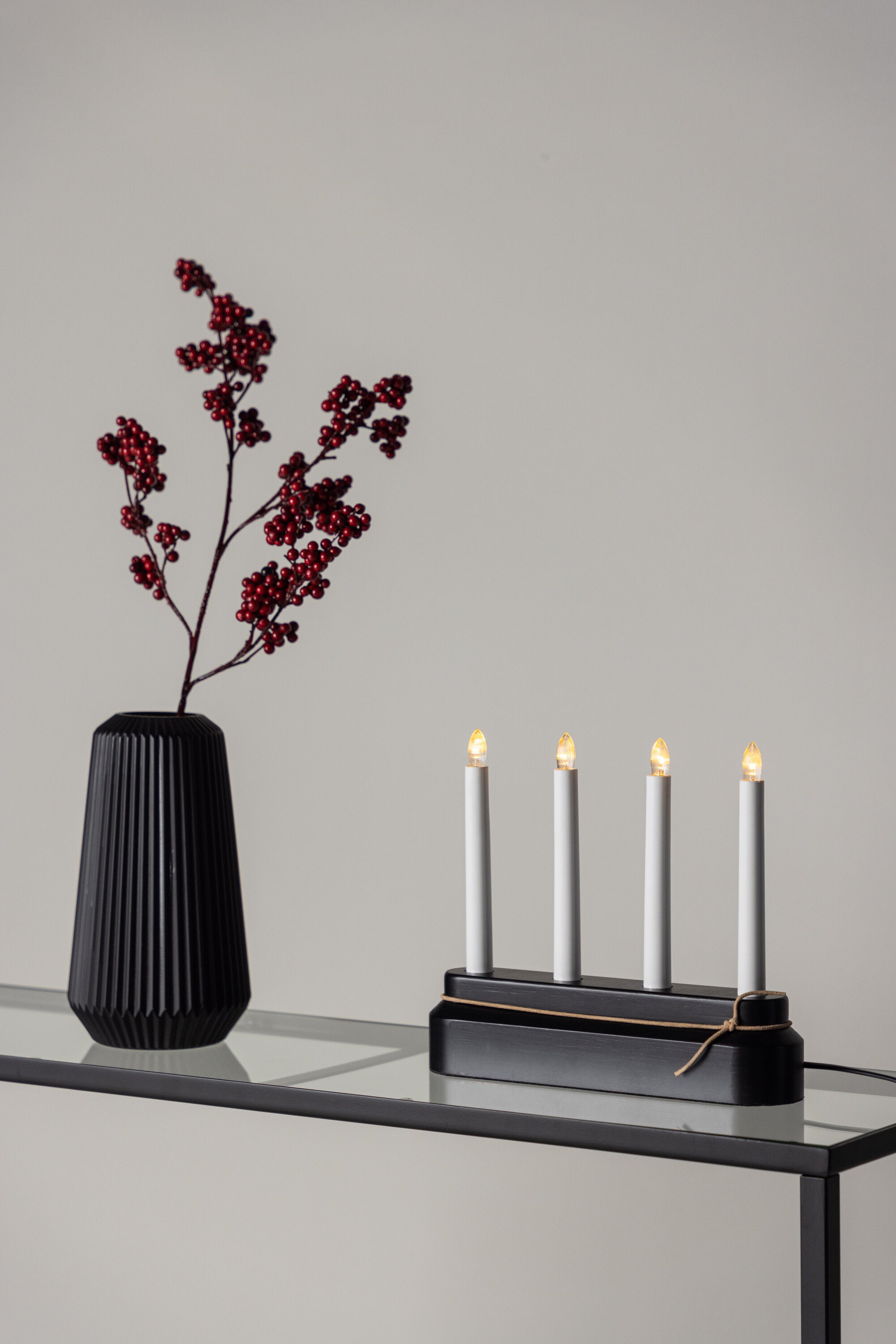 Näsfjället Kerzenhalter in Schwarz präsentiert im Onlineshop von KAQTU Design AG. Weihnachtszubehör ist von Venture Home