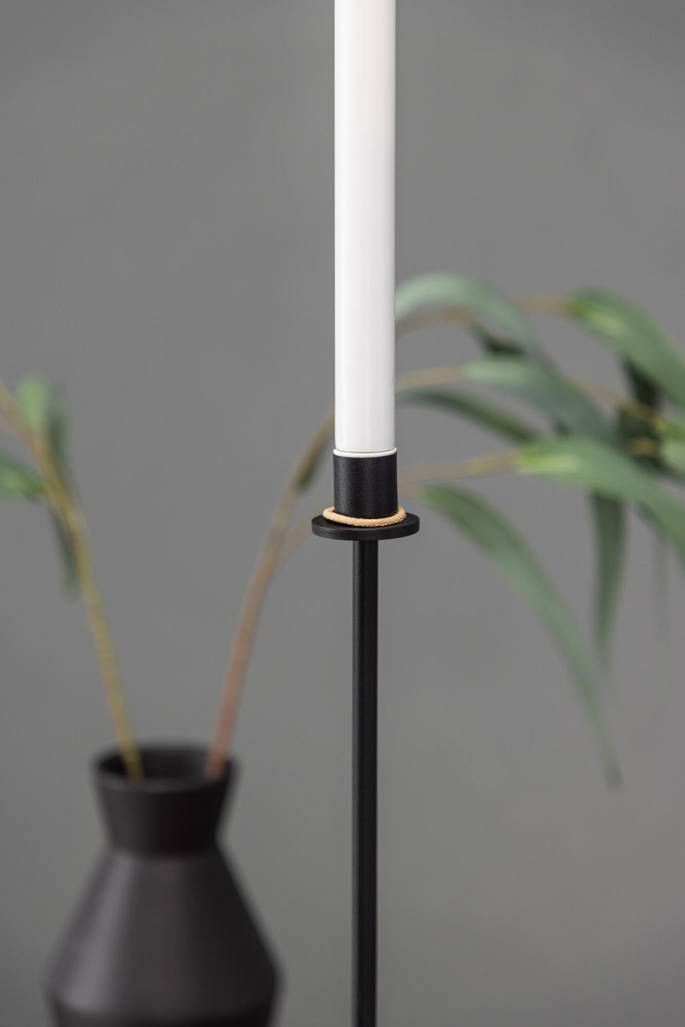 Entdecken Sie den Högehall Kerzenständer von Venture Home: Eleganter, schwarzer Stahl-Kerzenhalter für stilvolle Akzente und warmes Licht.
