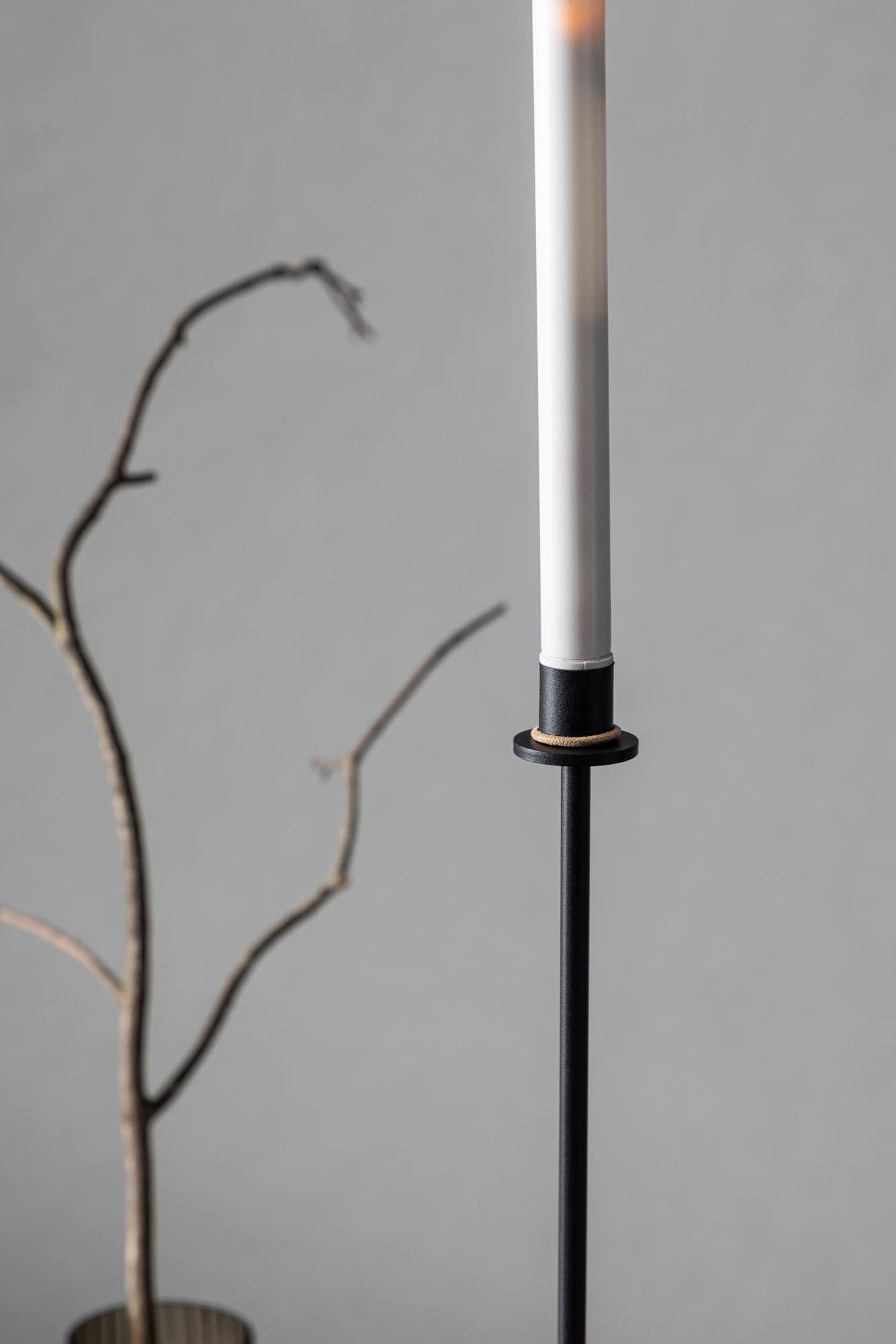Högehall Kerzenständer von Venture Home: Design trifft auf Funktionalität.