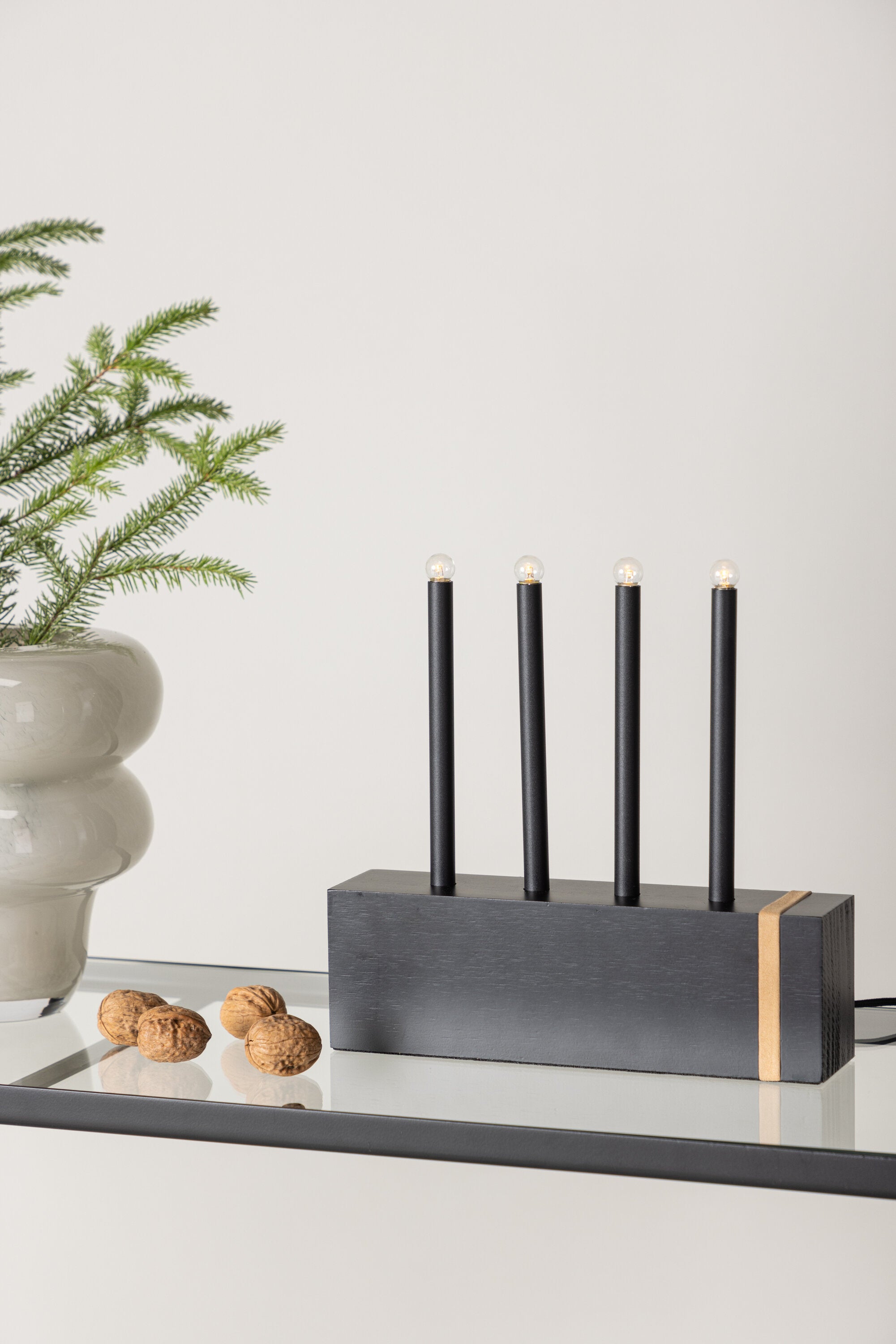 Fjällberget Tischlampe in Schwarz präsentiert im Onlineshop von KAQTU Design AG. Weihnachtszubehör ist von Venture Home