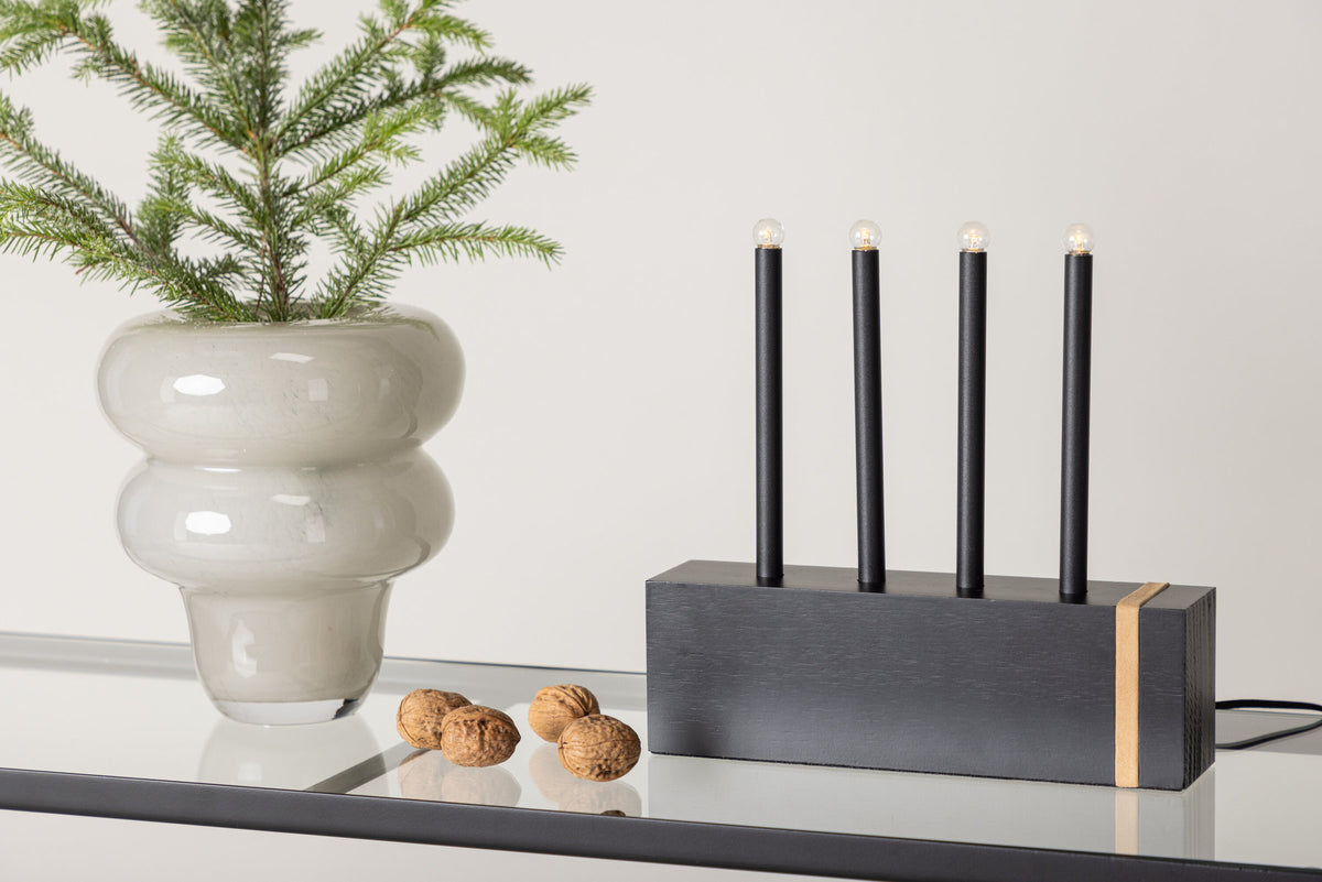Fjällberget Tischlampe in Schwarz präsentiert im Onlineshop von KAQTU Design AG. Tischleuchte ist von Venture Home