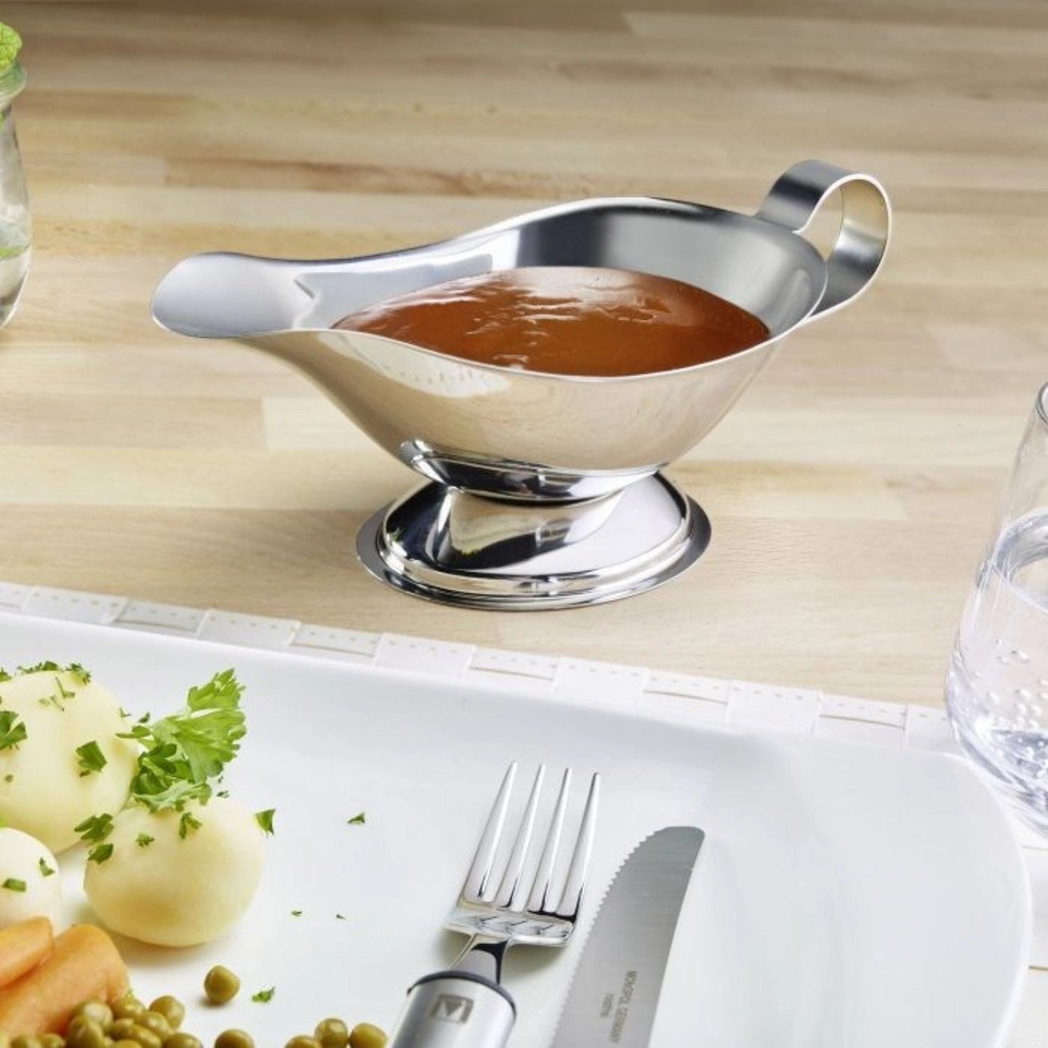 Elegante Sauciere aus Edelstahl mit 250 ml Fassungsvermögen, ideal für Saucen und Dressings, von Westmark, funktional und stilvoll.