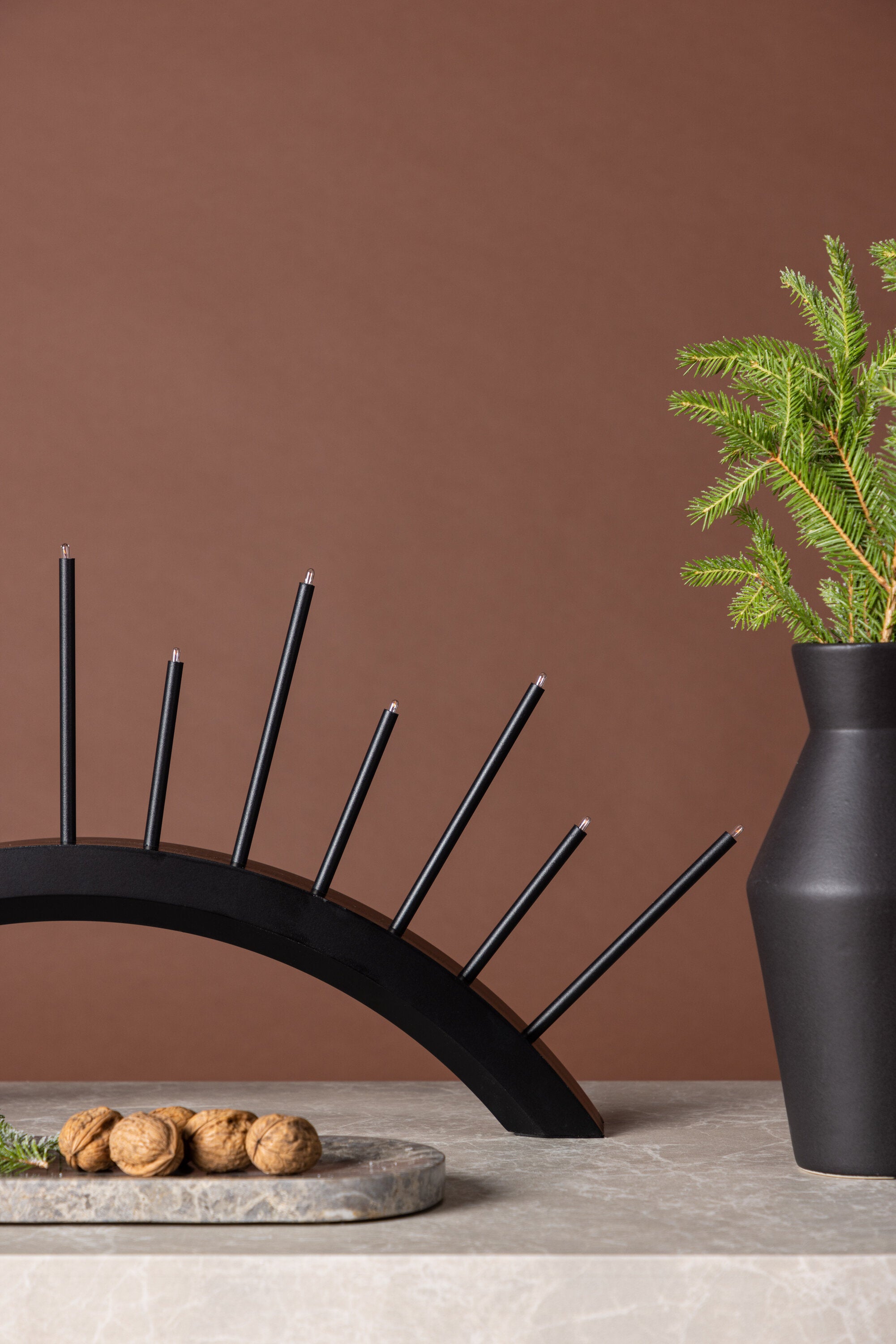 Kettilsås Candlestick in Schwarz präsentiert im Onlineshop von KAQTU Design AG. Weihnachtszubehör ist von Venture Home