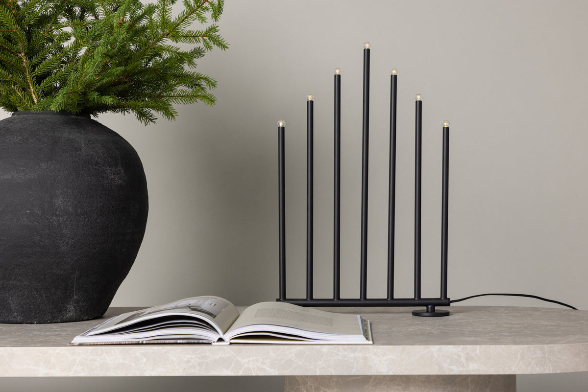 Björnfjället Tischlampe in Schwarz präsentiert im Onlineshop von KAQTU Design AG. Tischleuchte ist von Venture Home