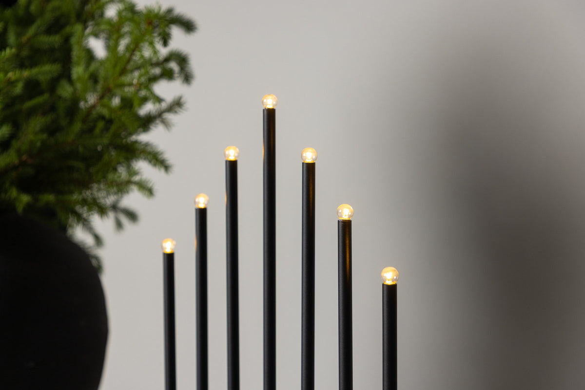 Björnfjället Tischlampe in Schwarz präsentiert im Onlineshop von KAQTU Design AG. Tischleuchte ist von Venture Home