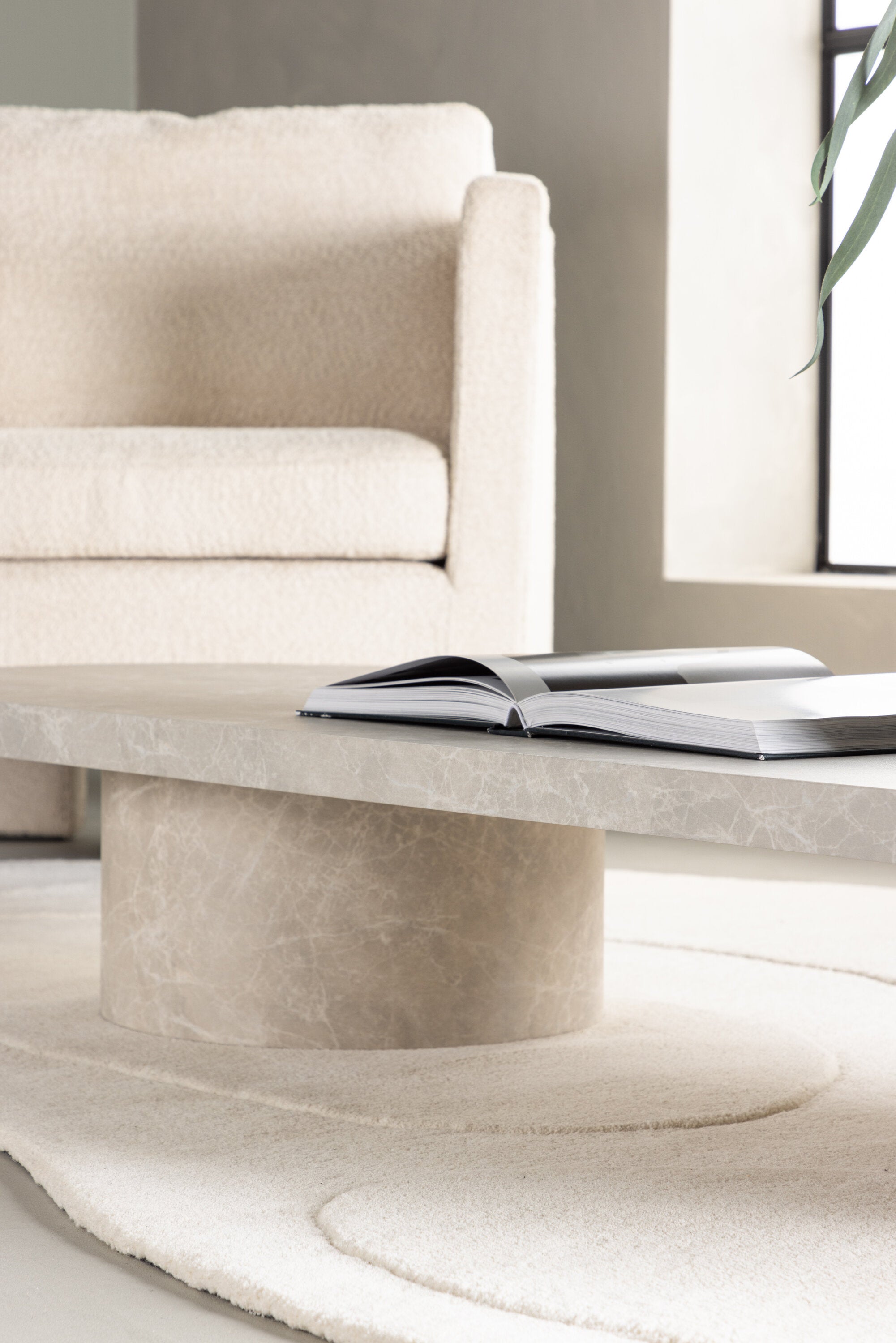 Narvik Sofatisch in Marmoroptik präsentiert im Onlineshop von KAQTU Design AG. Beistelltisch ist von Venture Home