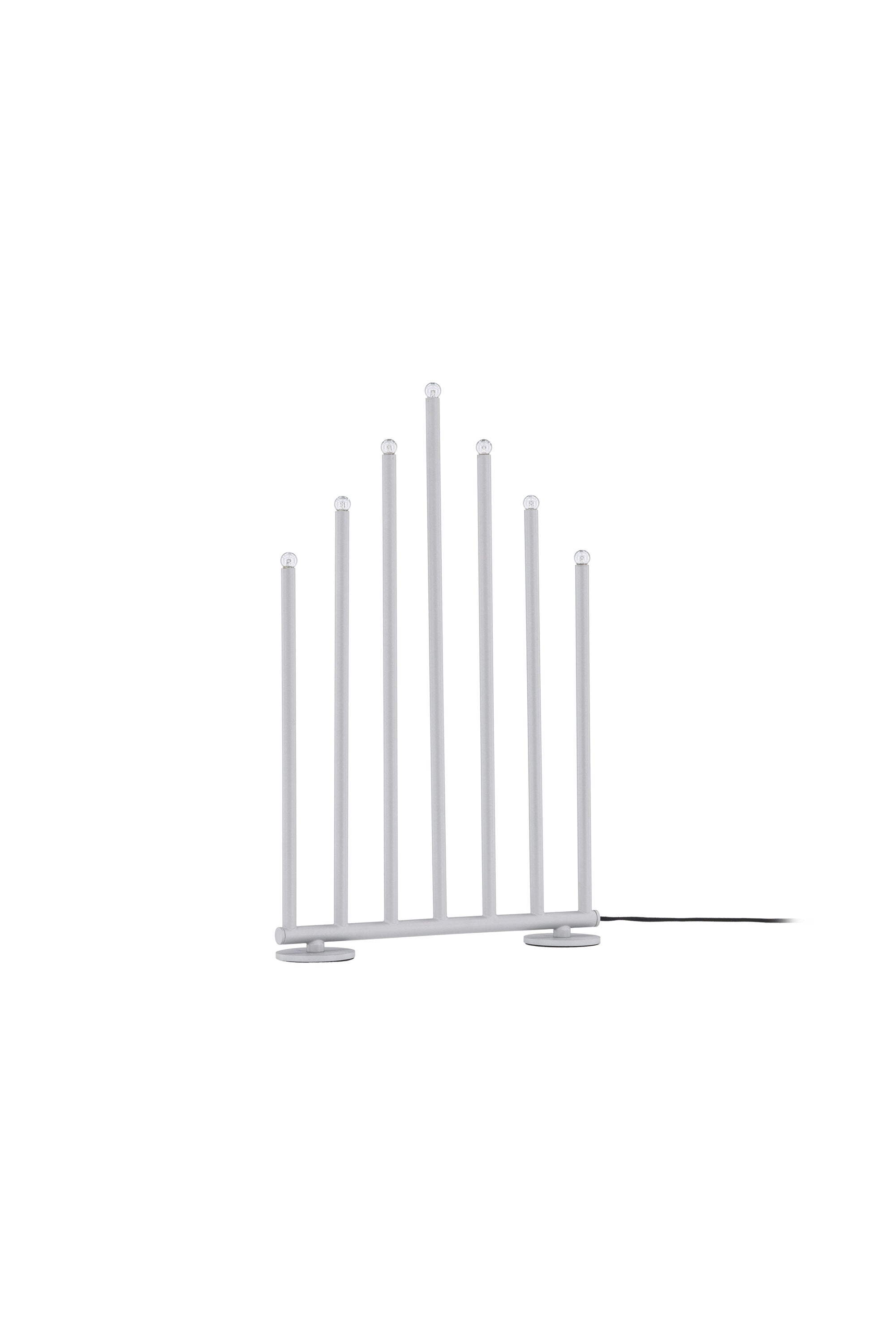 Björnfjället Tischlampe in Silber präsentiert im Onlineshop von KAQTU Design AG. Weihnachtszubehör ist von Venture Home