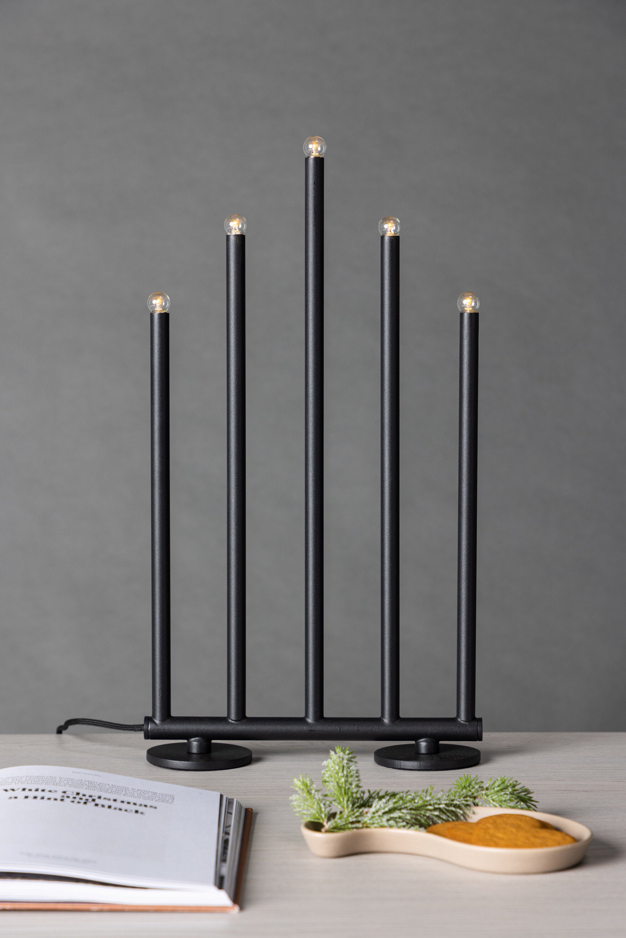 Björnfjället Tischlampe in Schwarz präsentiert im Onlineshop von KAQTU Design AG. Weihnachtszubehör ist von Venture Home
