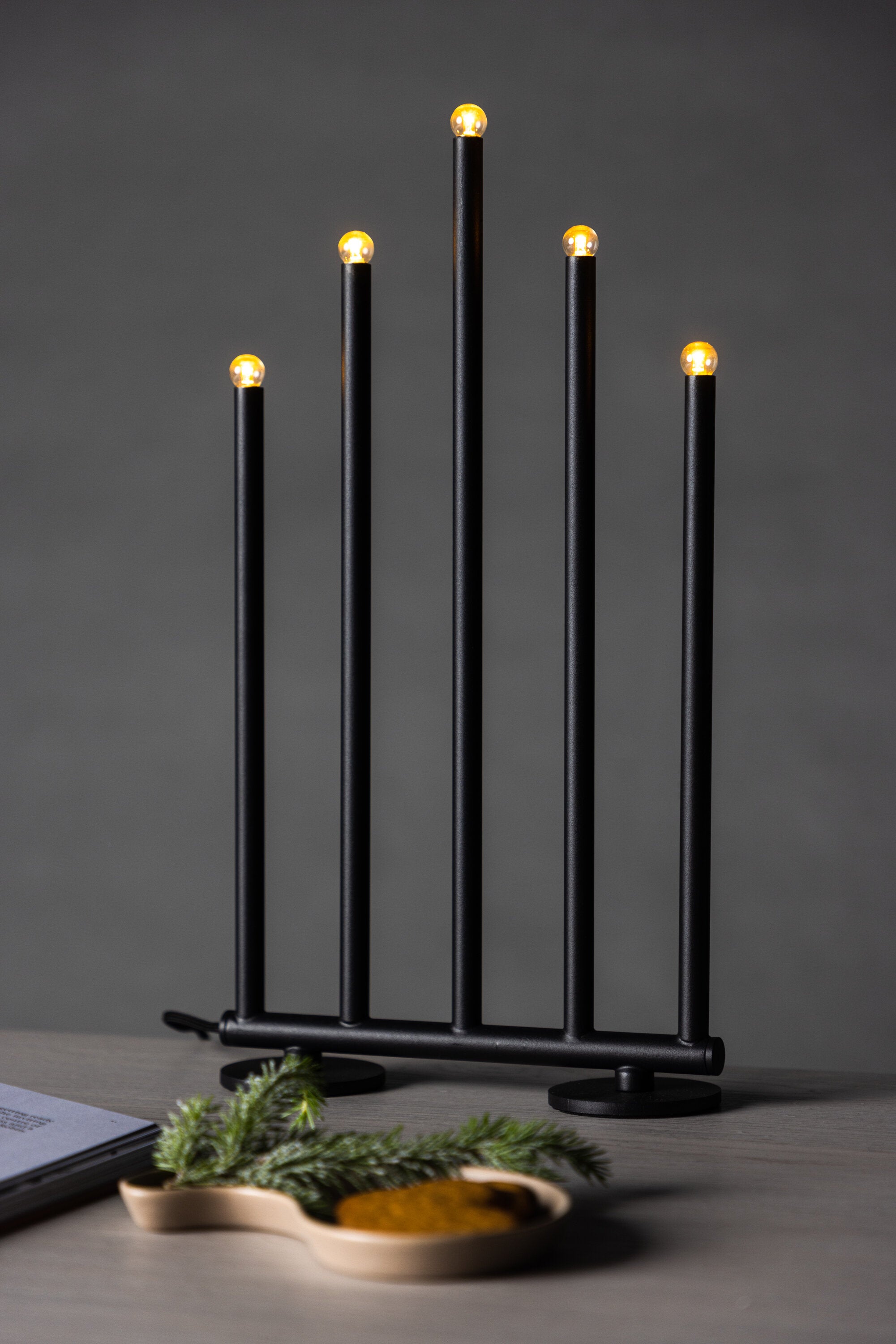 Björnfjället Tischlampe in Schwarz präsentiert im Onlineshop von KAQTU Design AG. Weihnachtszubehör ist von Venture Home