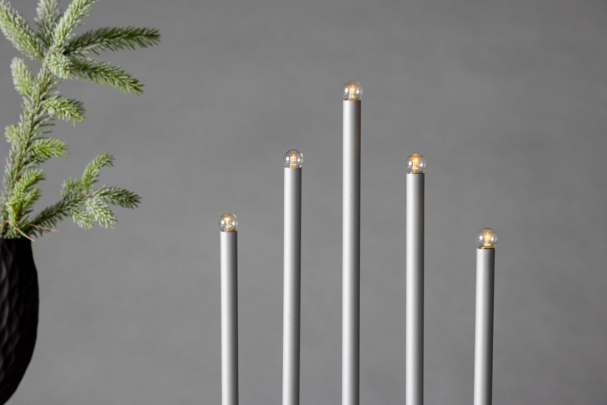 Björnfjället Tischlampe in Silber präsentiert im Onlineshop von KAQTU Design AG. Tischleuchte ist von Venture Home