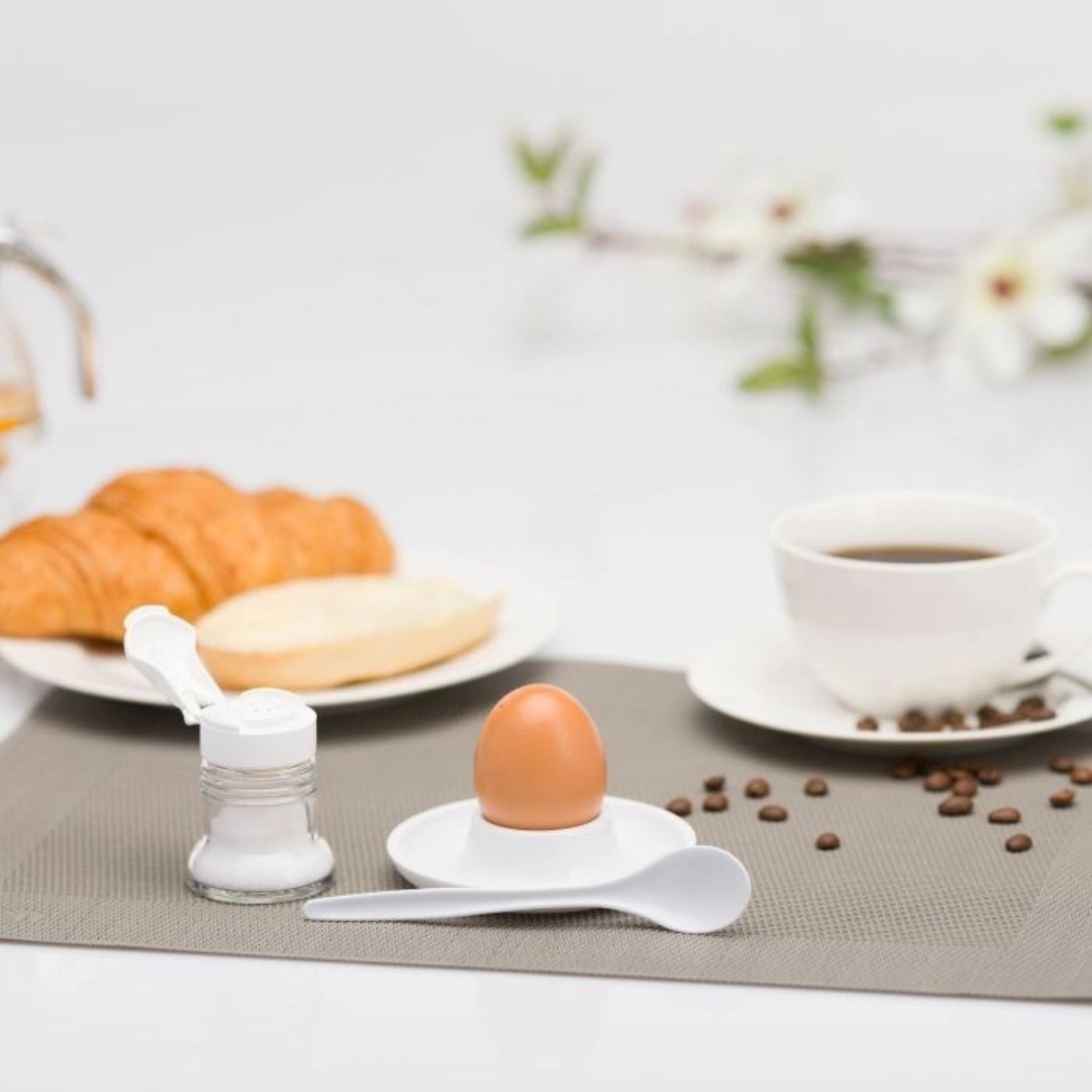Zweiteiliges Universalstreuer-Set Paris-Snap von Westmark, perfekt für das gezielte Dosieren von Gewürzen und Zutaten beim Kochen.