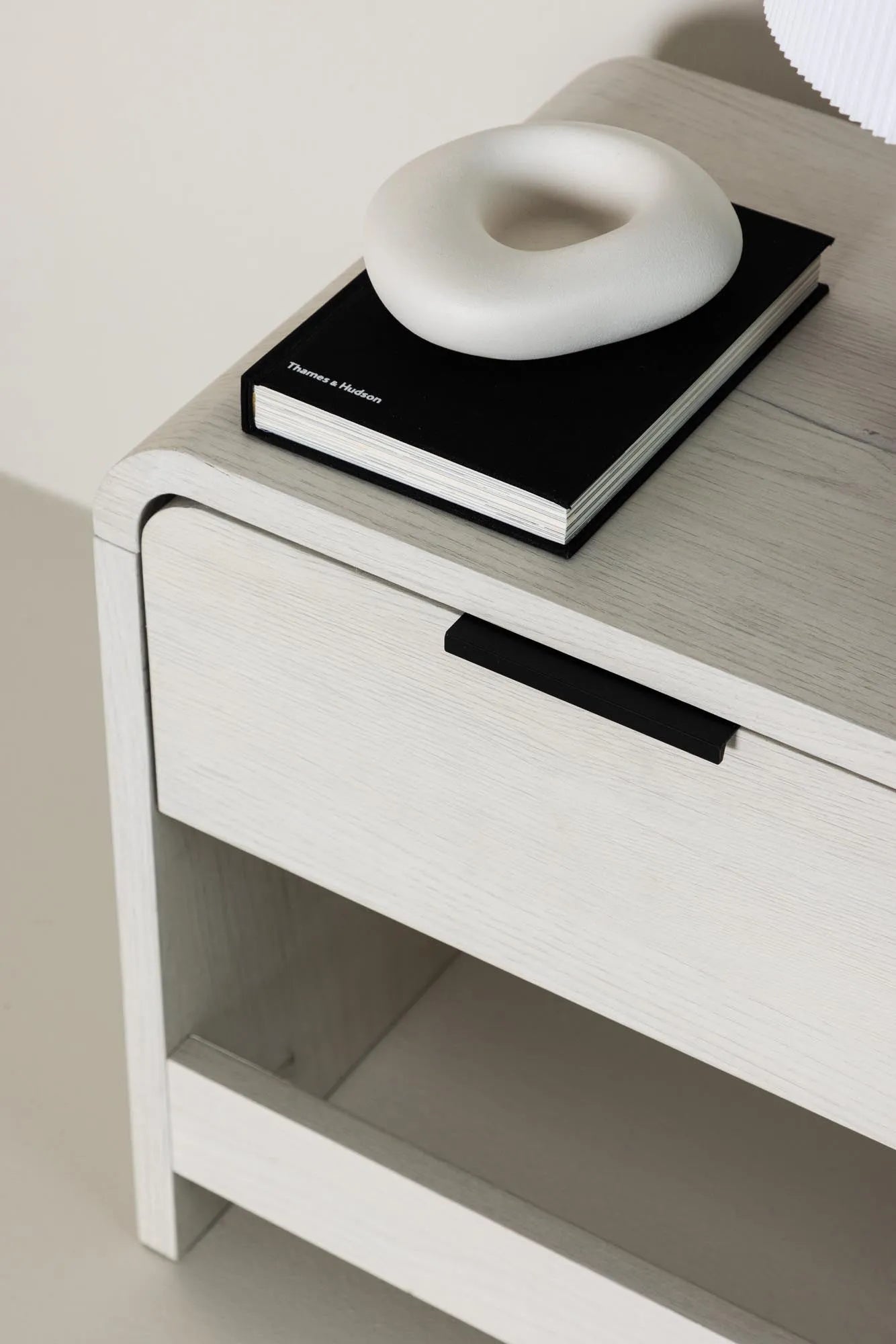 Eleganter Lyngdal Beistelltisch: Weißes MDF, kompakt (30x40x40 cm), ideal als Nachttisch oder Beistelltisch, mit Schublade.
