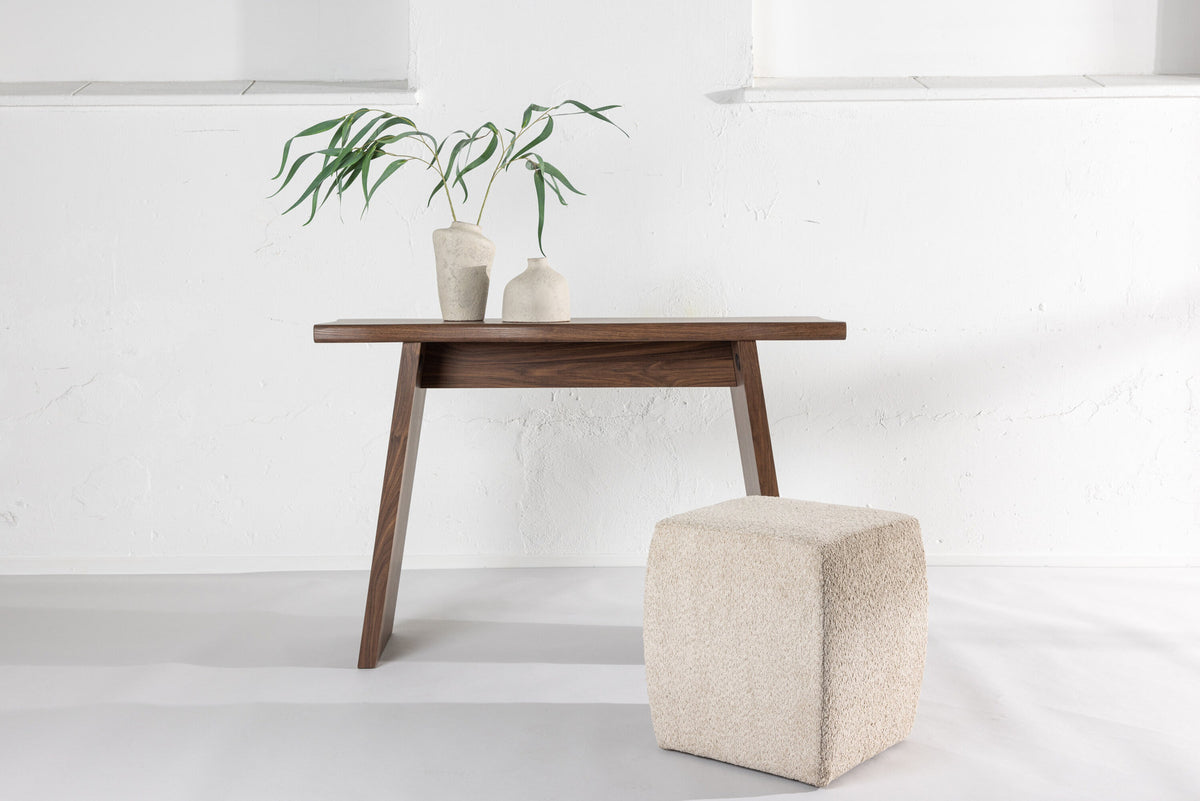 Kirkenes Schreibtisch in Nussbaum präsentiert im Onlineshop von KAQTU Design AG. Schreibtisch ist von Venture Home