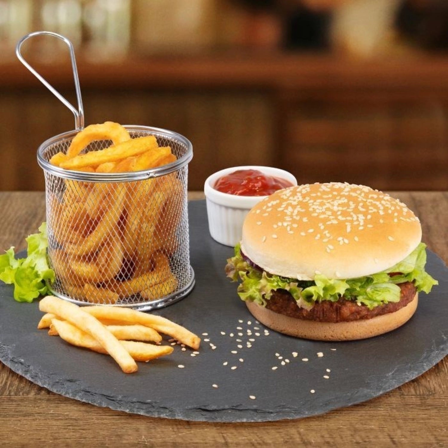 Runde Naturschieferplatte (D30cm) von Westmark, ideal zum Servieren von Tapas und Snacks, elegant und vielseitig für jede Gelegenheit.
