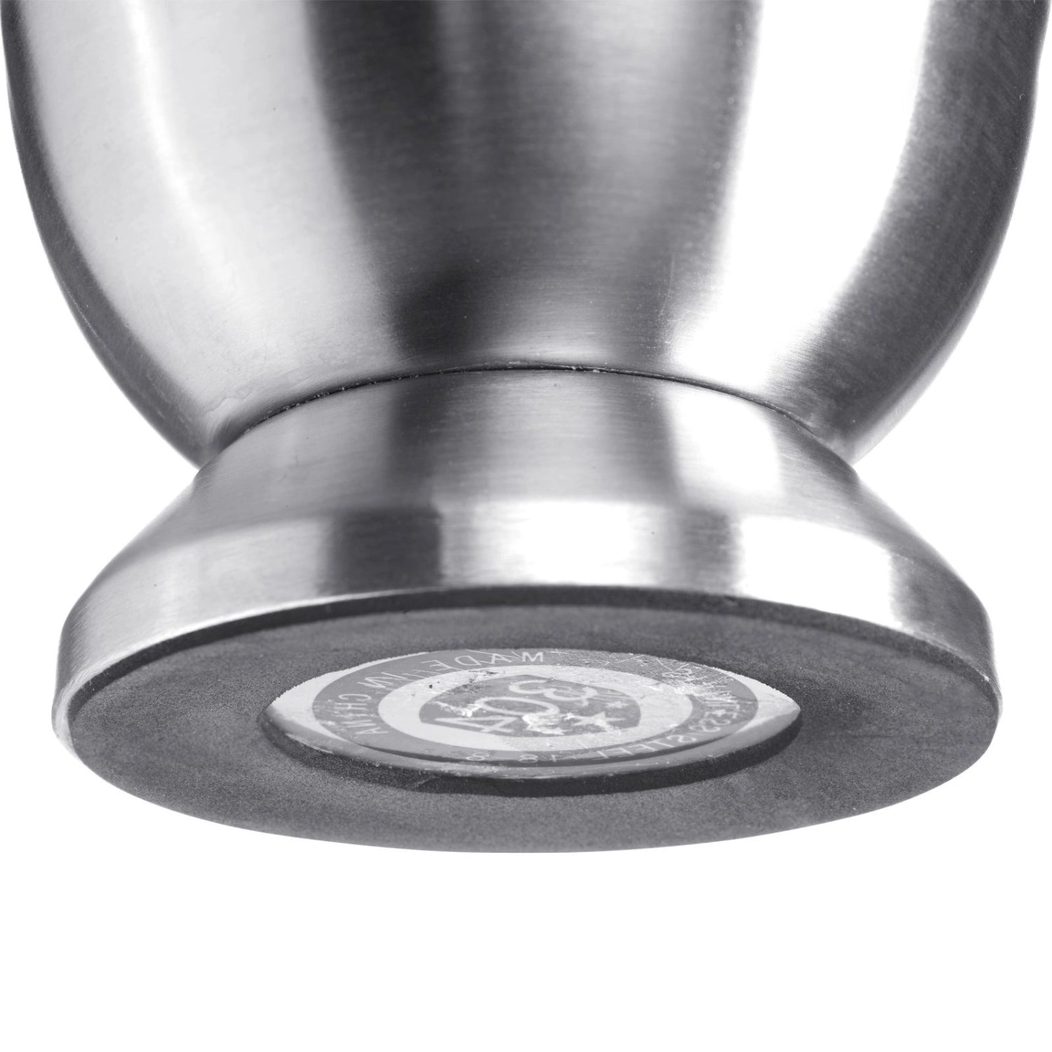 Hochwertiger Edelstahl-Mörser mit passendem Deckel von Westmark, perfekt zum Zerkleinern von Gewürzen und Kräutern für feine Küchenkreationen.