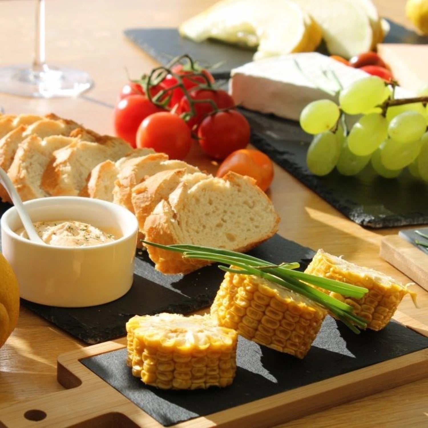 Verleihen Sie Ihren Tapas-Abenden mit der eleganten Tapasplatte "Tapas u. Friends" von Westmark (23x9 cm) aus Bambus und Schiefer einen besonderen Flair!