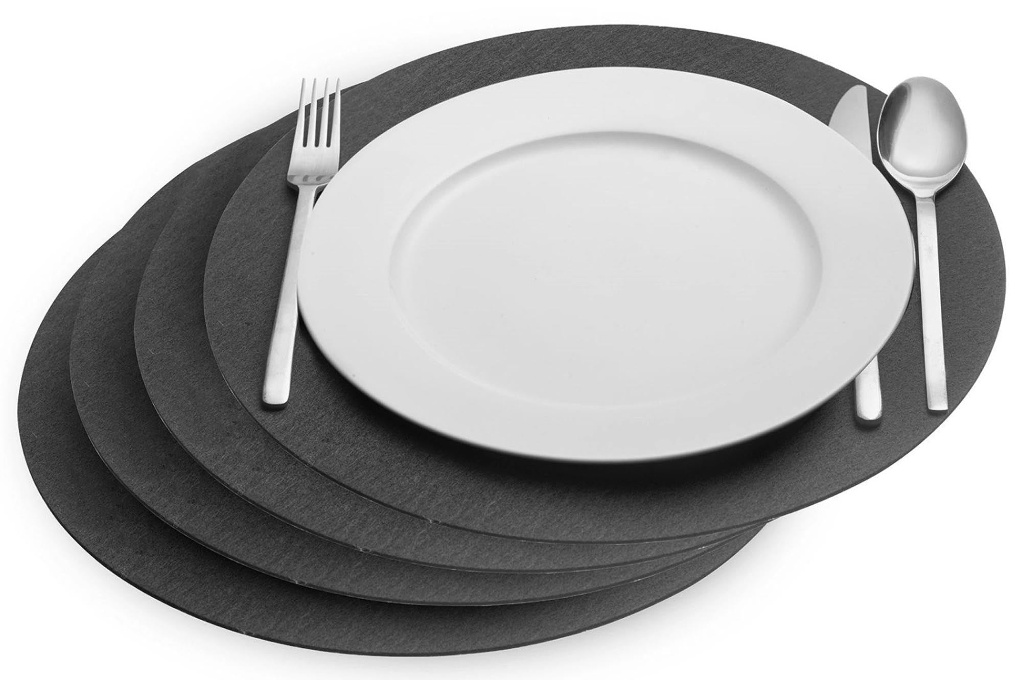 Entdecken Sie das 4er Set Tischsets Cozy von Westmark. Runde, anthrazitfarbene Tischsets (D35cm) für stilvolle Tischgestaltung, wasserabweisend und leicht zu reinigen.