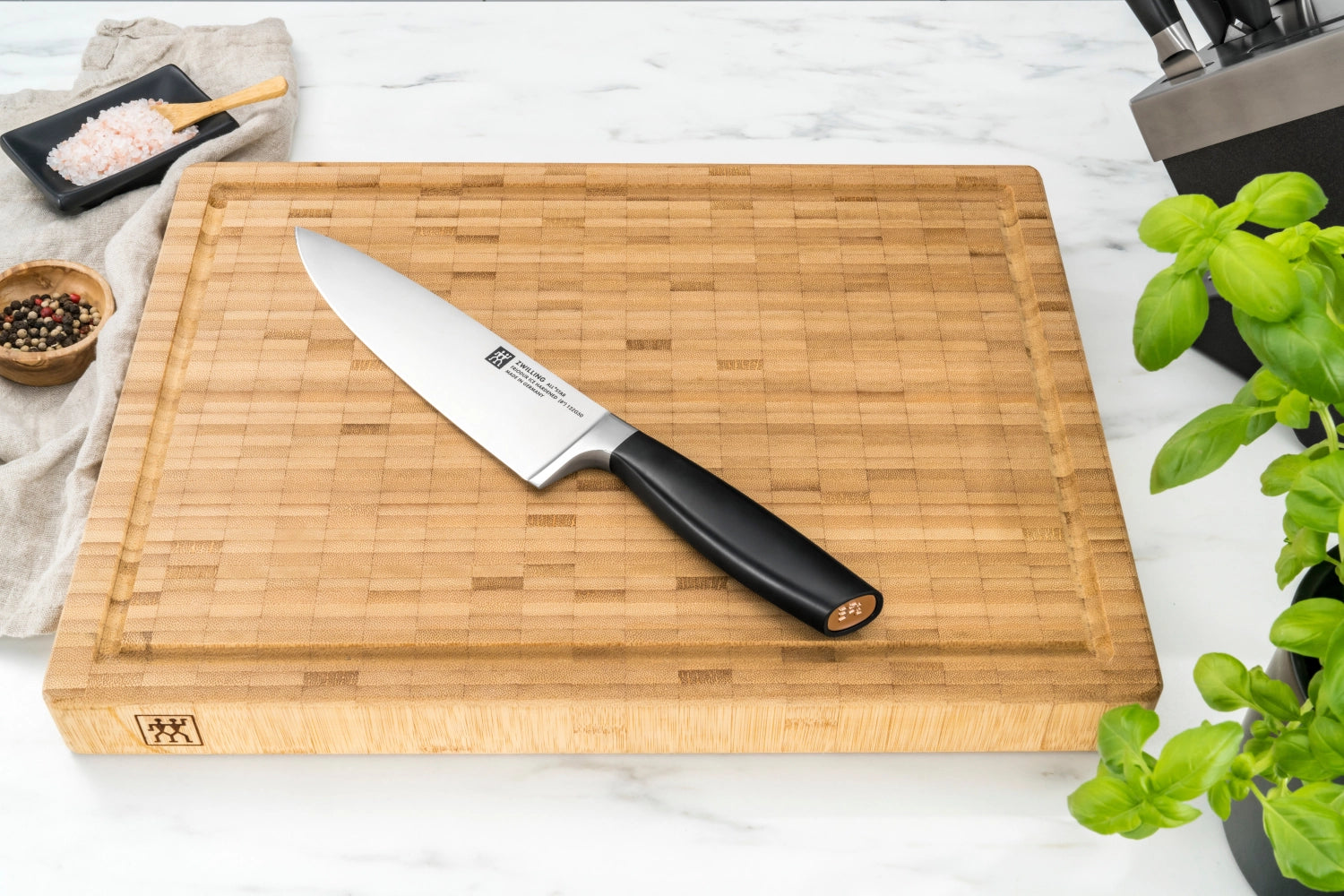 Elegantes Zwilling All Star Kochmesser 200, ideal für präzises Schneiden und vielseitige Anwendungen in der modernen Küche.